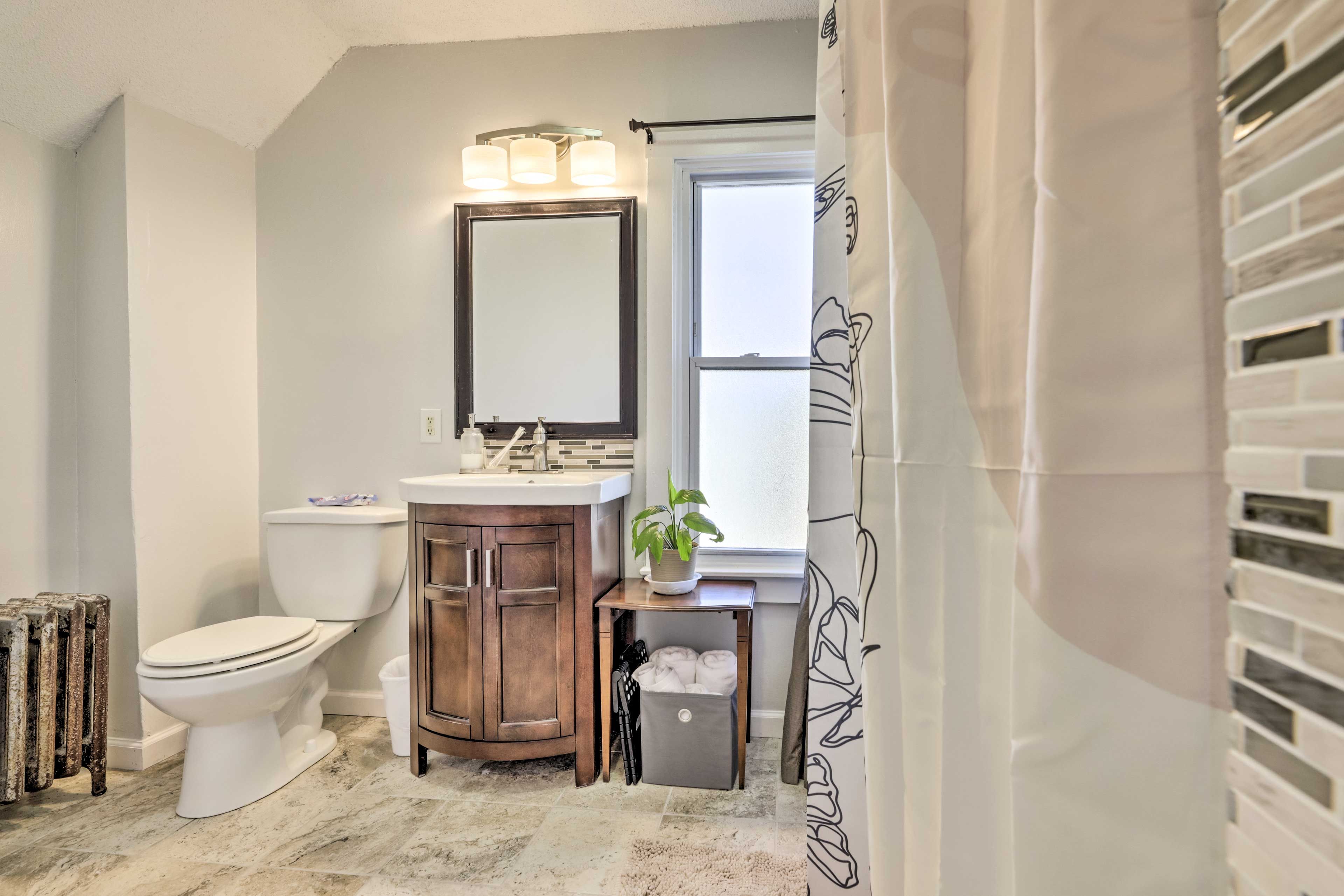 Full Bathroom | Towels Provided | Complimentary Toiletries