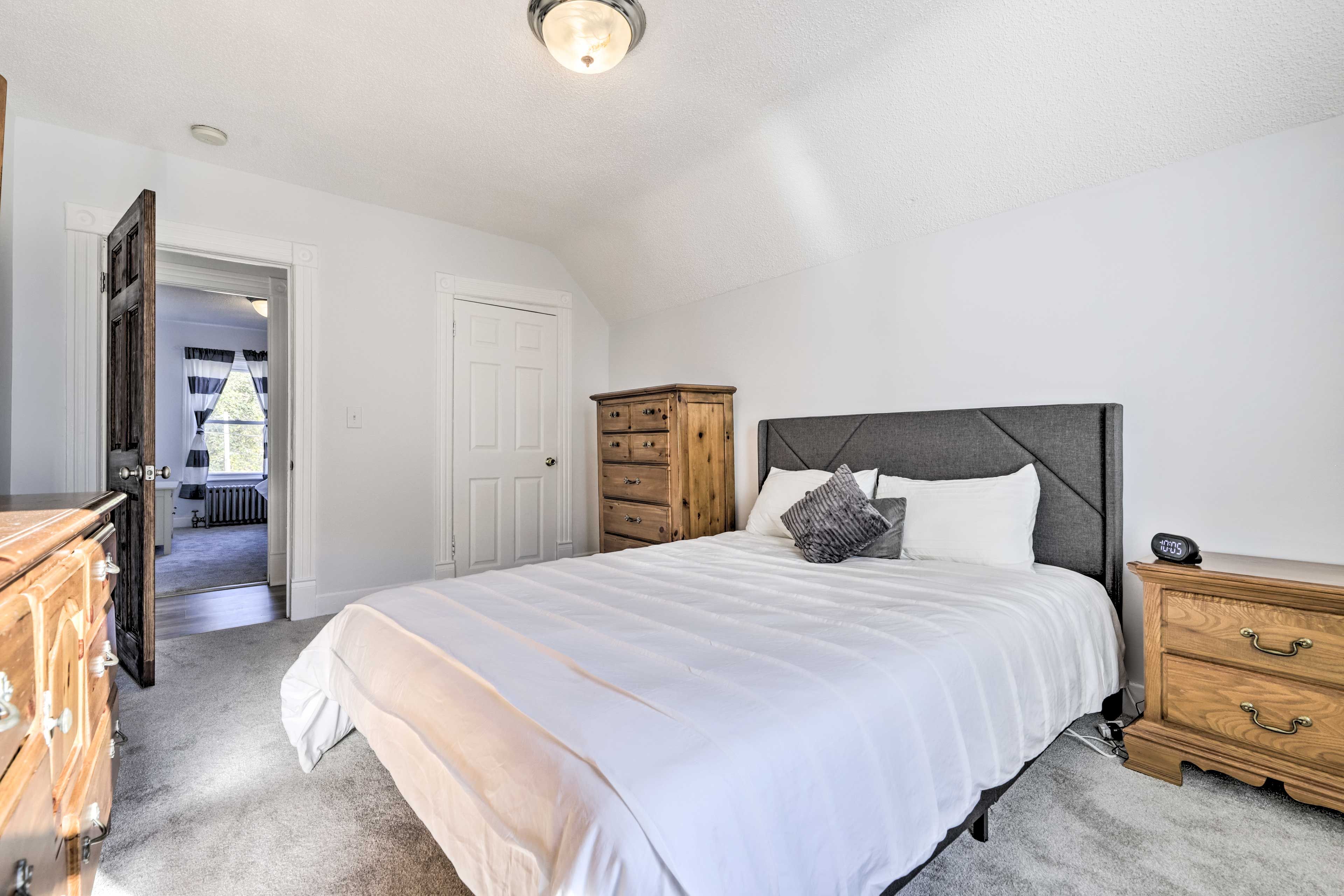 Bedroom 2 | Queen Bed
