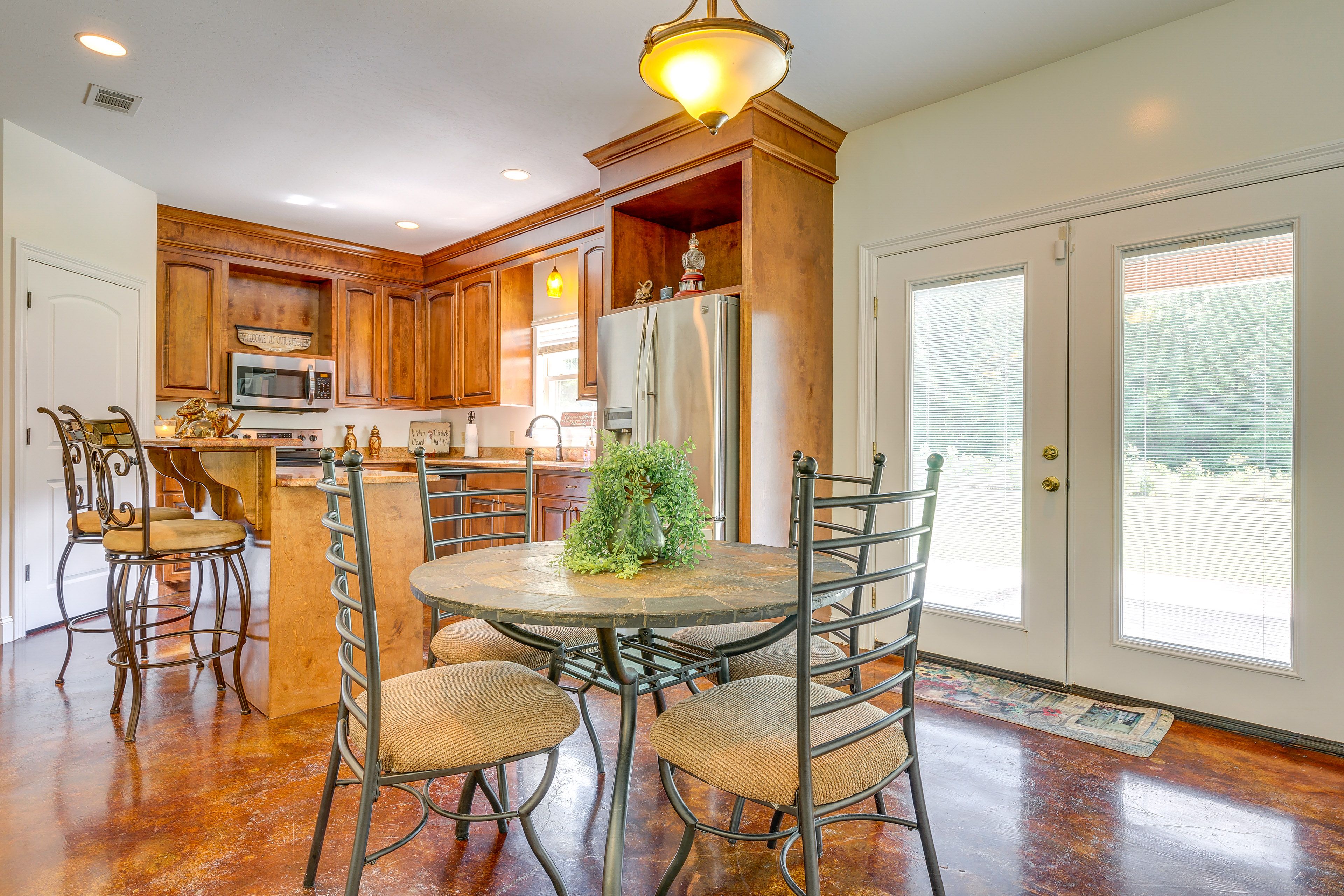 Dining Area | Dishware & Flatware Provided