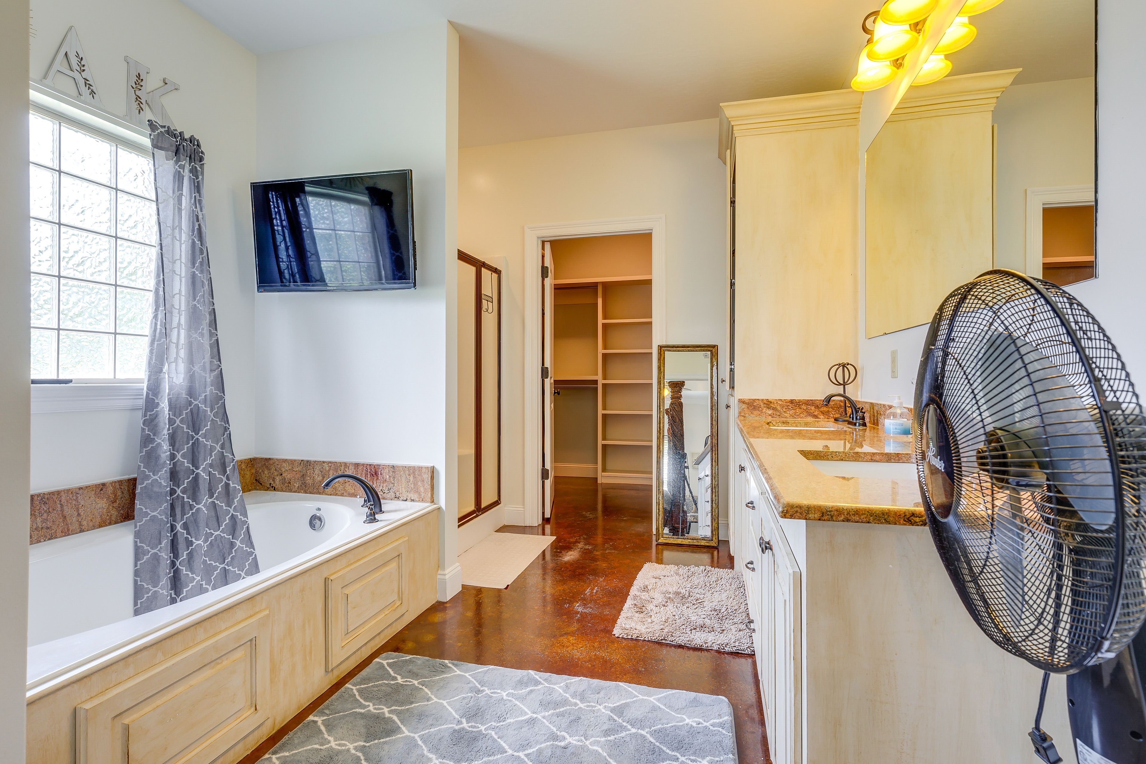 En-Suite Bathroom | Walk-In Closet | Complimentary Toiletries | Hair Dryer
