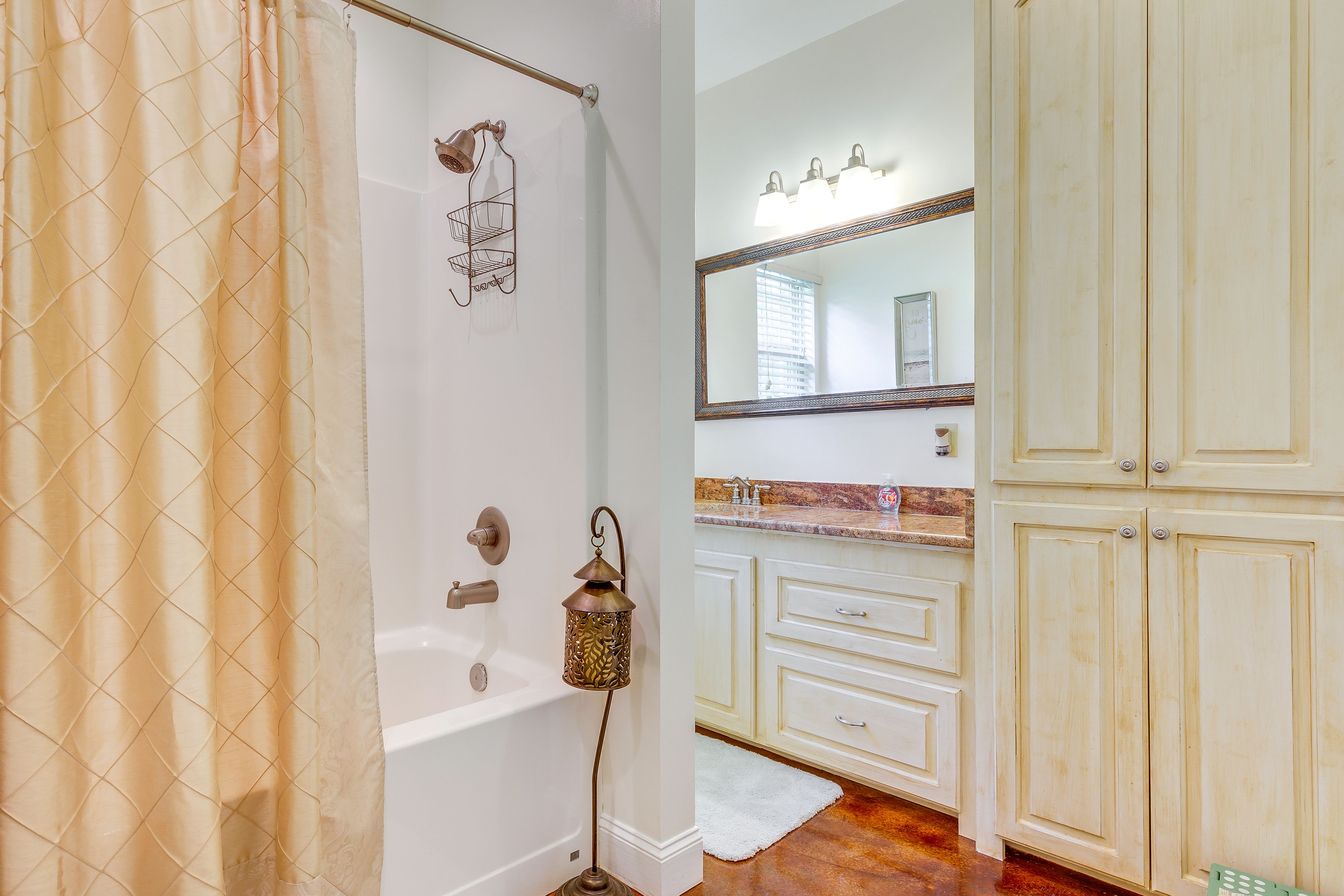 Full Bathroom | Complimentary Toiletries