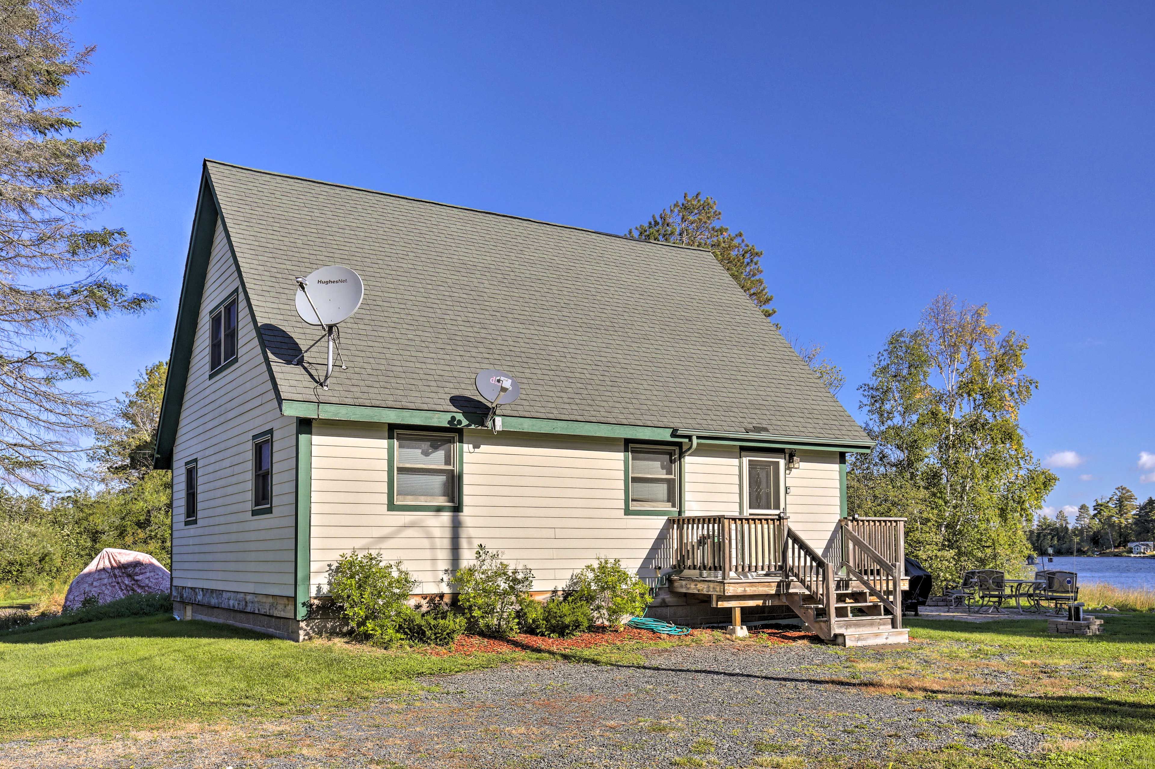 Cabin Exterior | Parking | Driveway (6 Vehicles) | 40' RV/Trailers Allowed