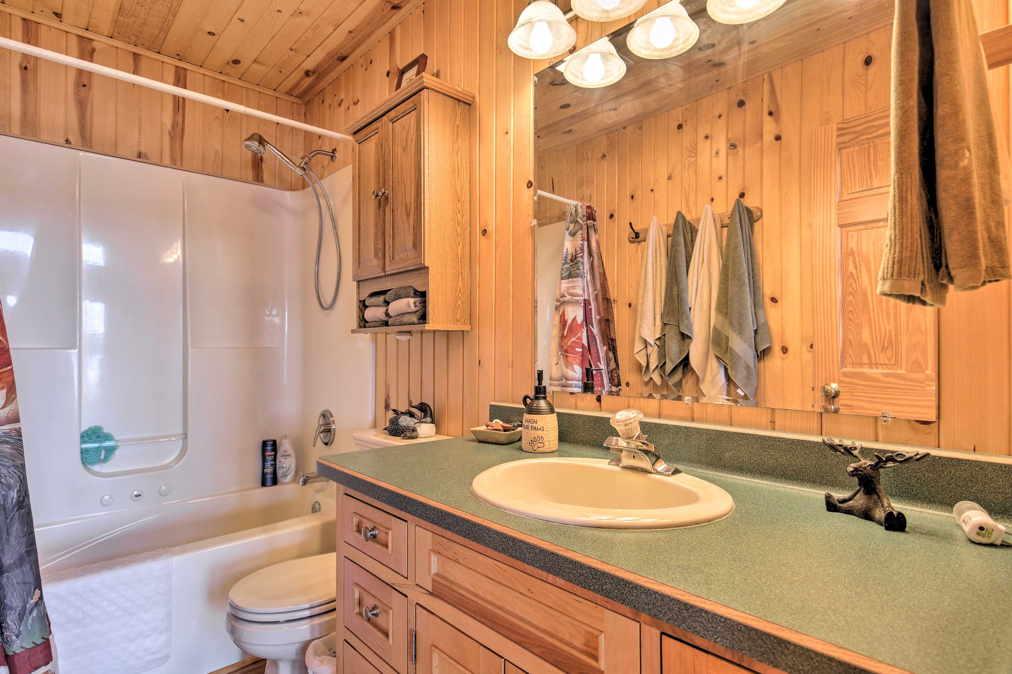 Full Bathroom | 1st Floor | Complimentary Toiletries | Hair Dryer