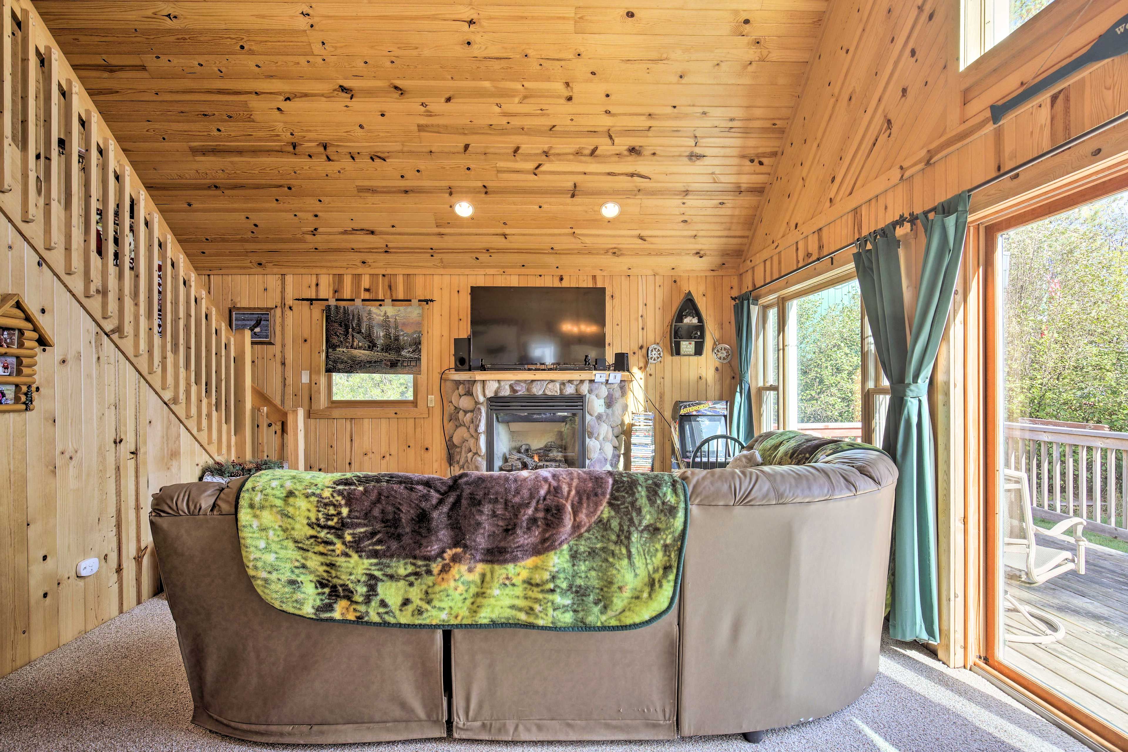 Living Room | 1st Floor | Wireless Internet | Fireplace