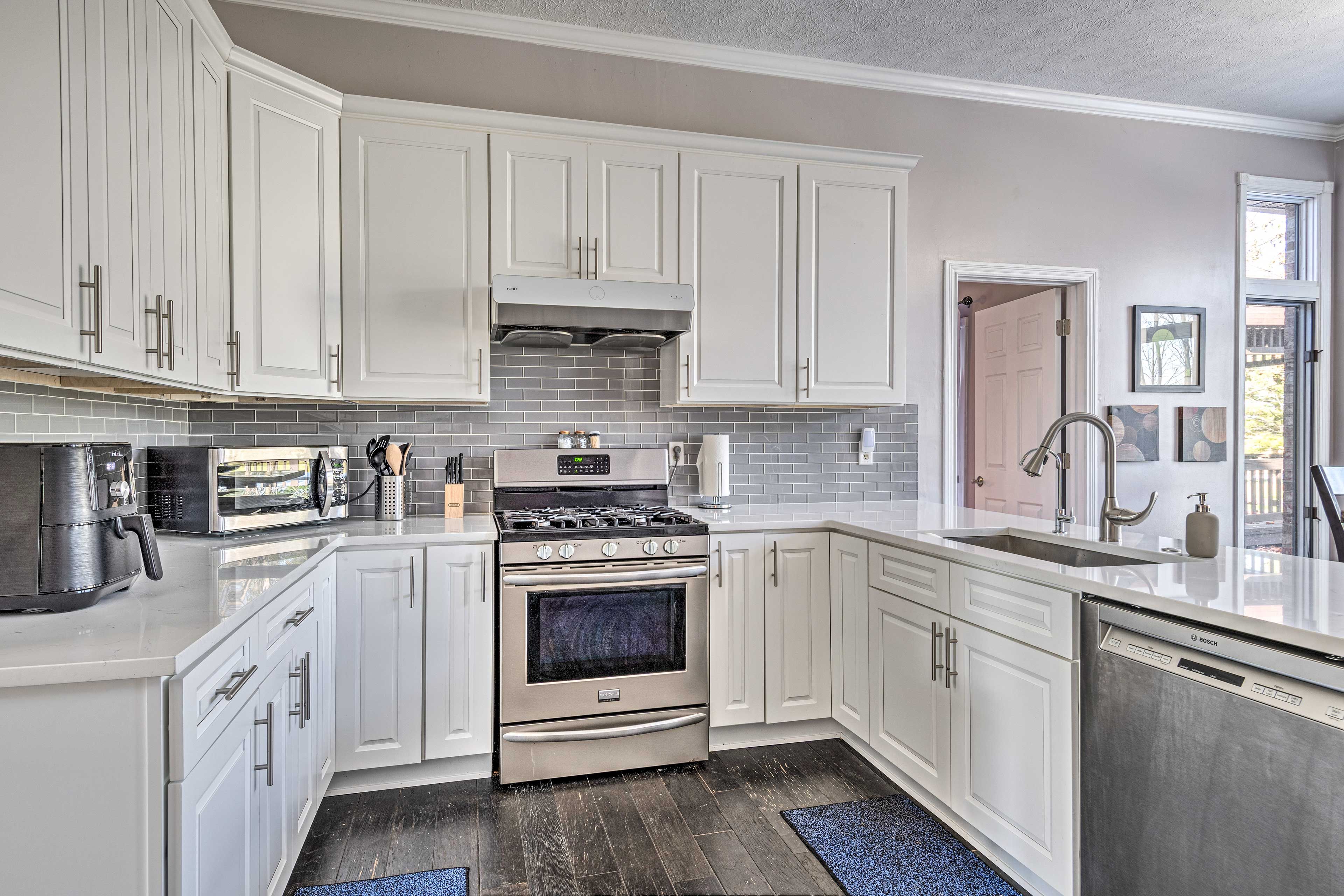 Kitchen | Air Fryer | Blender | Keurig | Cooking Basics Provided