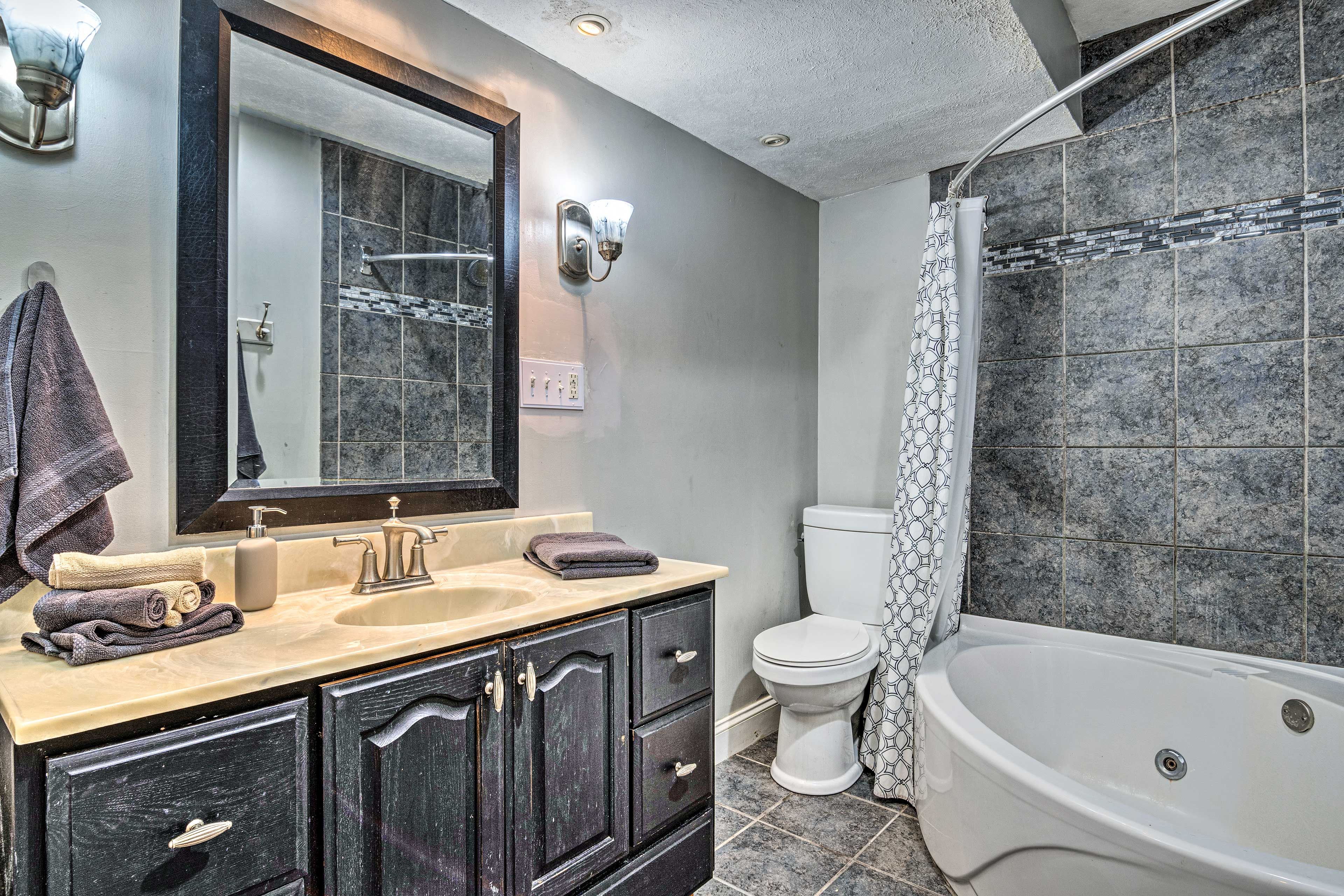 Full Bathroom | Main Level | Towels Provided