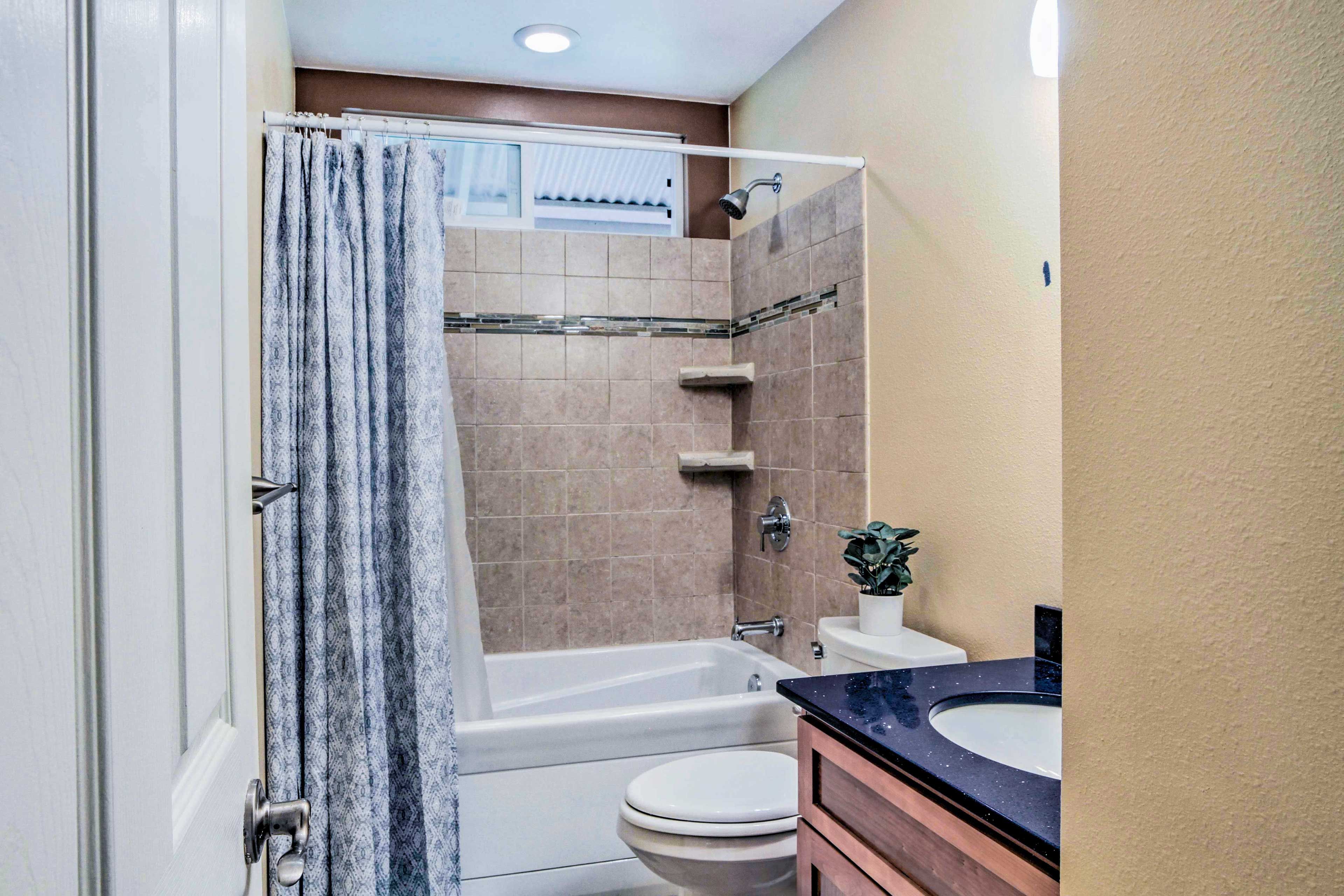 Full Bathroom | Shower/Tub Combo | Towels Provided