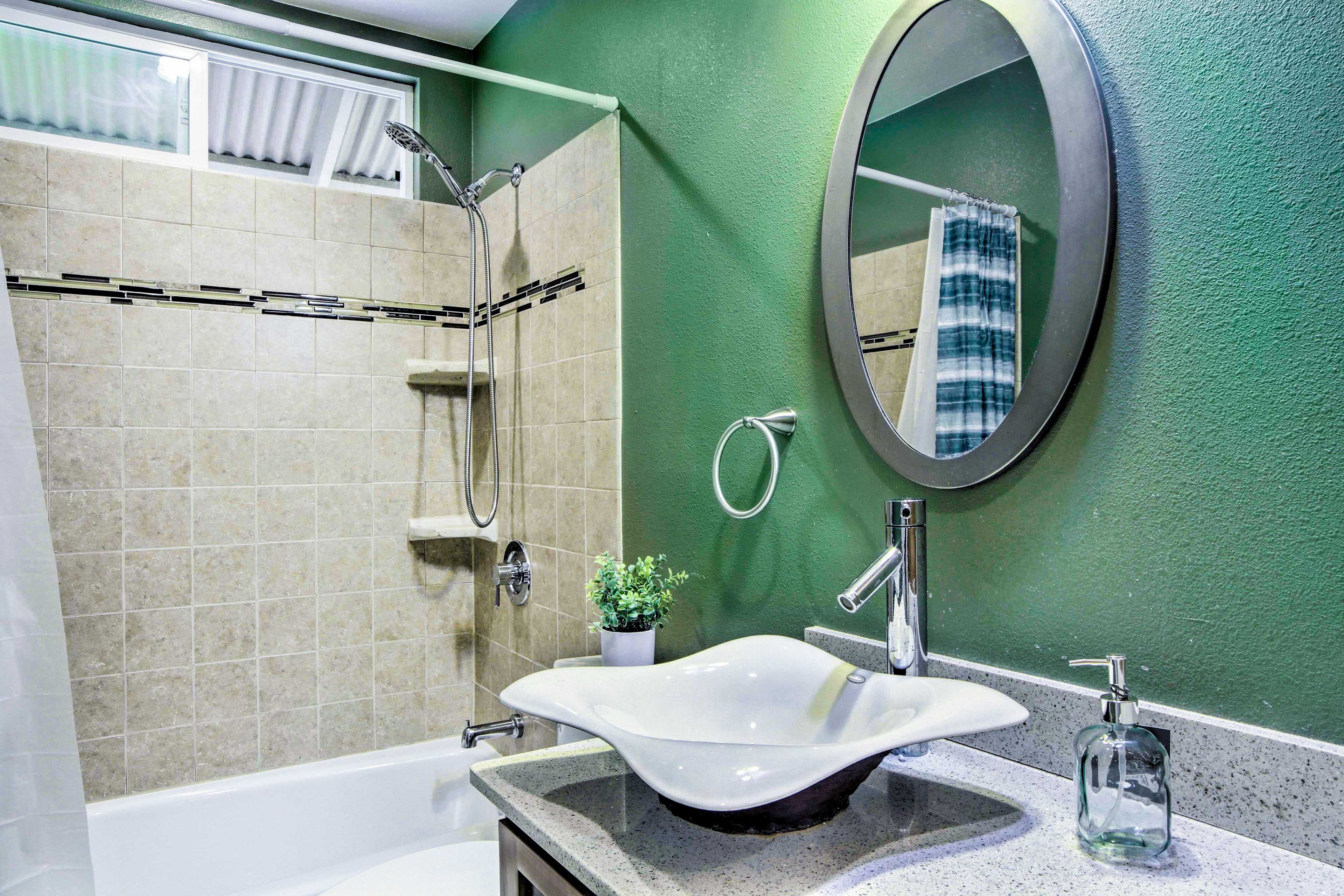 Full Bathroom | Shower/Tub Combo | Complimentary Toiletries | Hair Dryer
