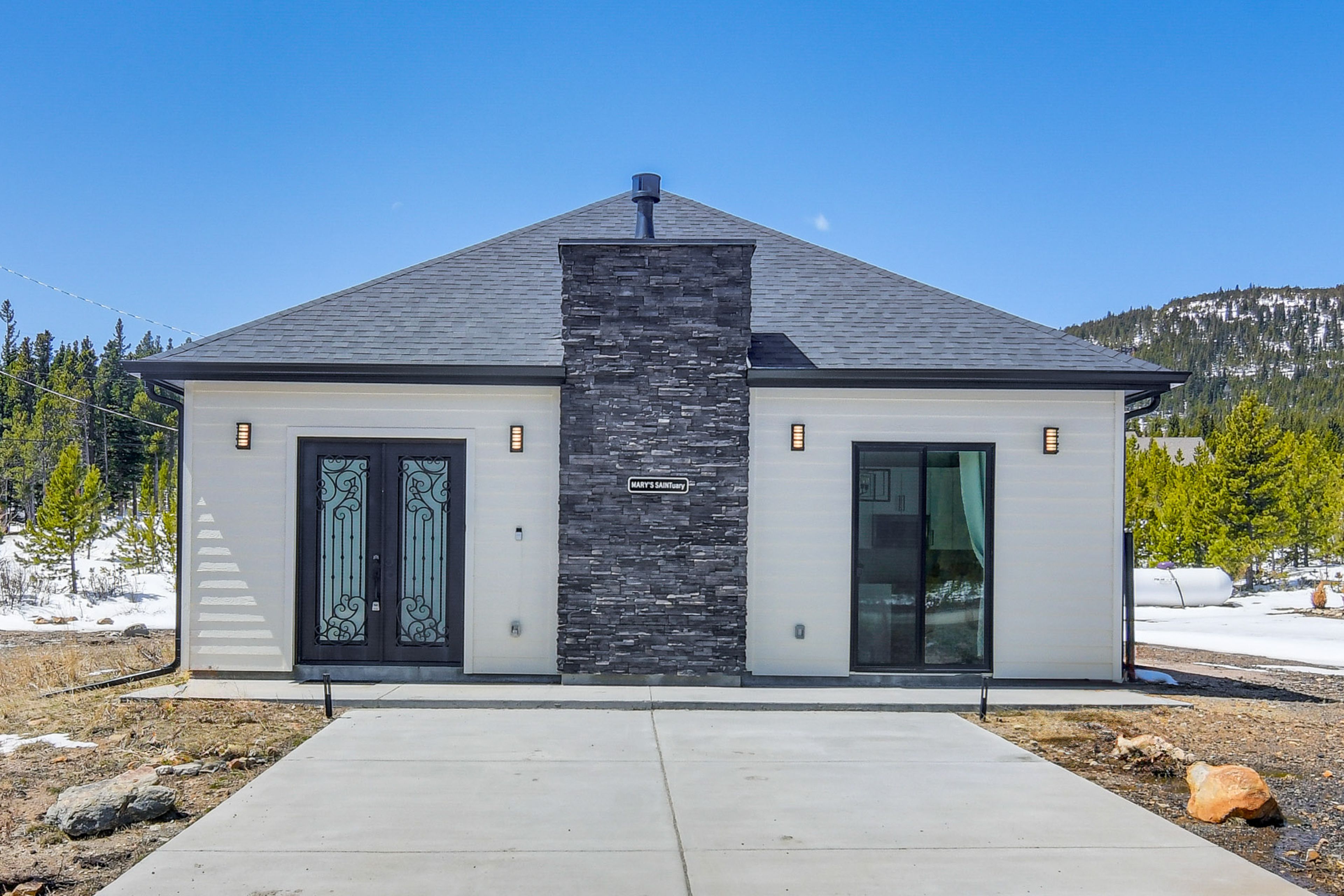 Exterior | Parking | Driveway (4 Vehicles)