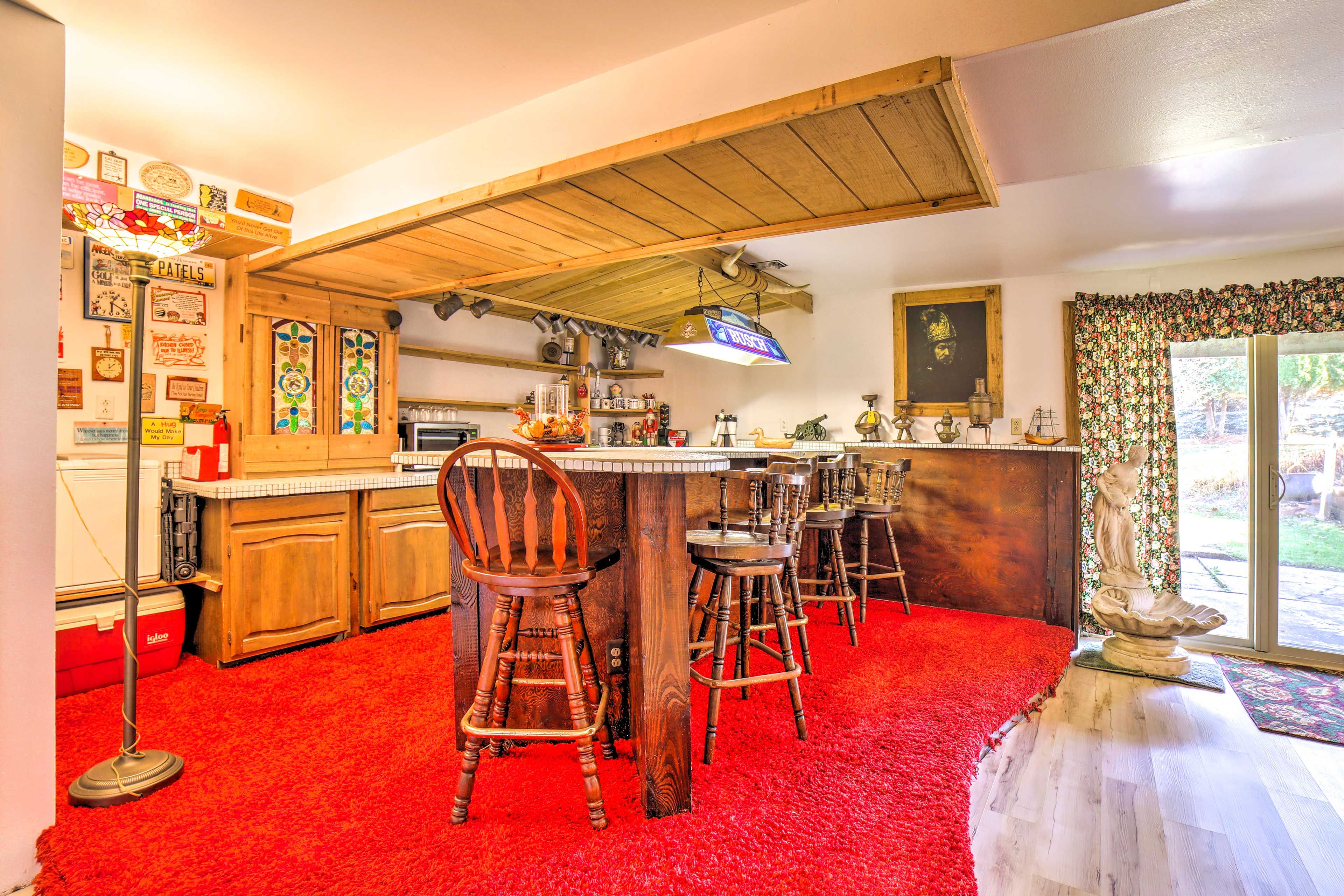 Dining Area | Dishware/Flatware Provided