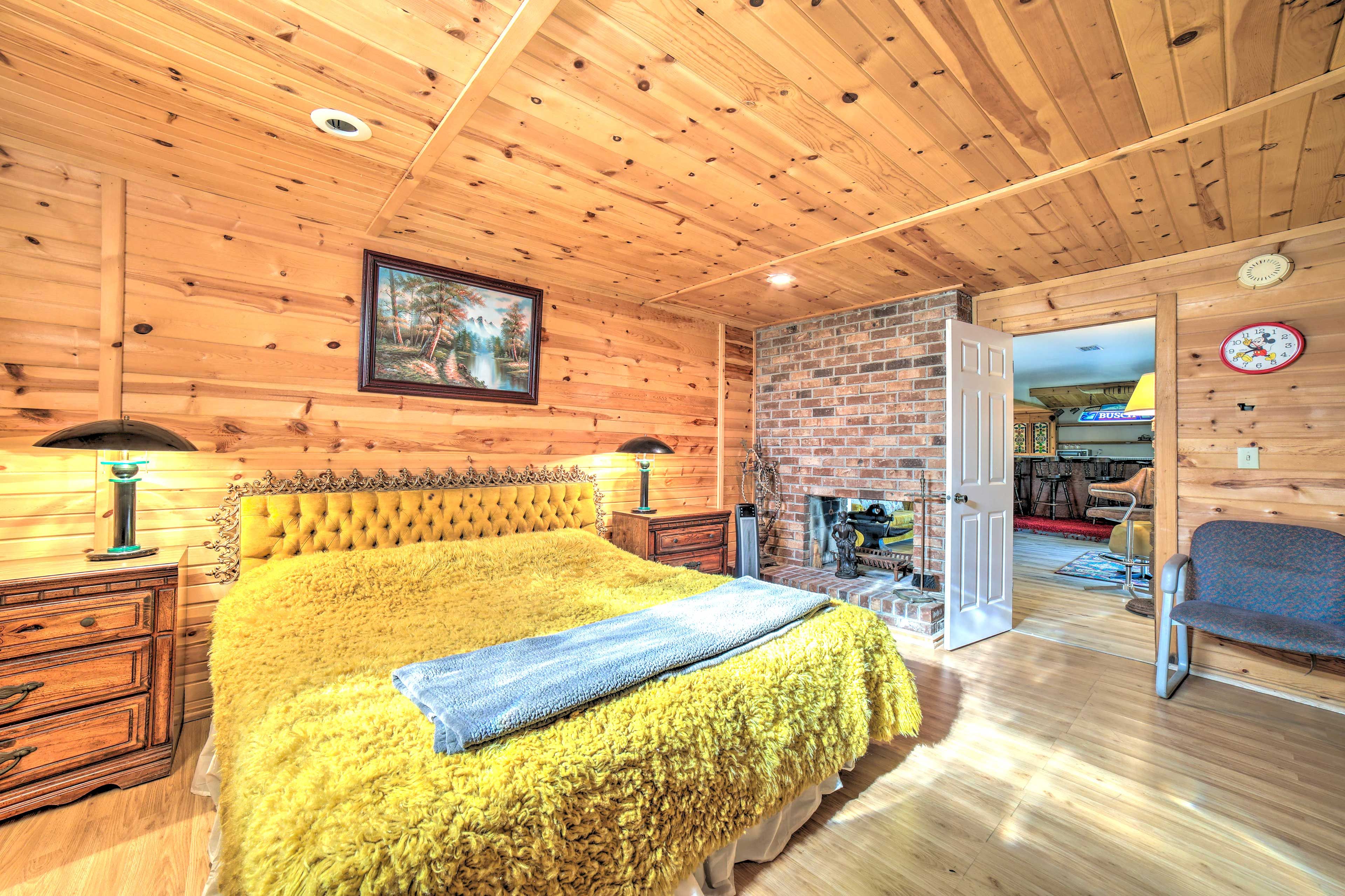 Bedroom 1 | King Bed
