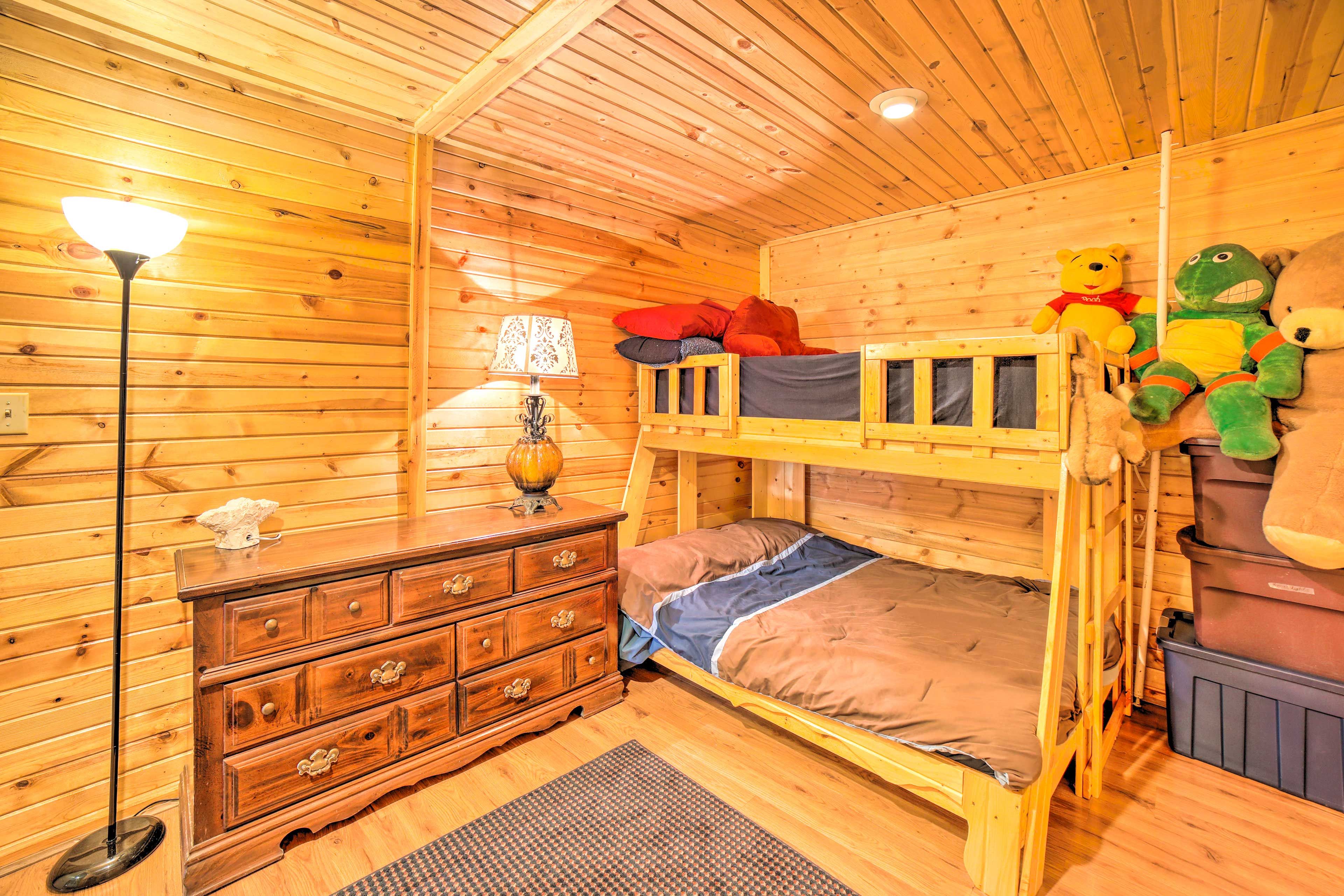 Bedroom 2 | Twin/Full Bunk Bed