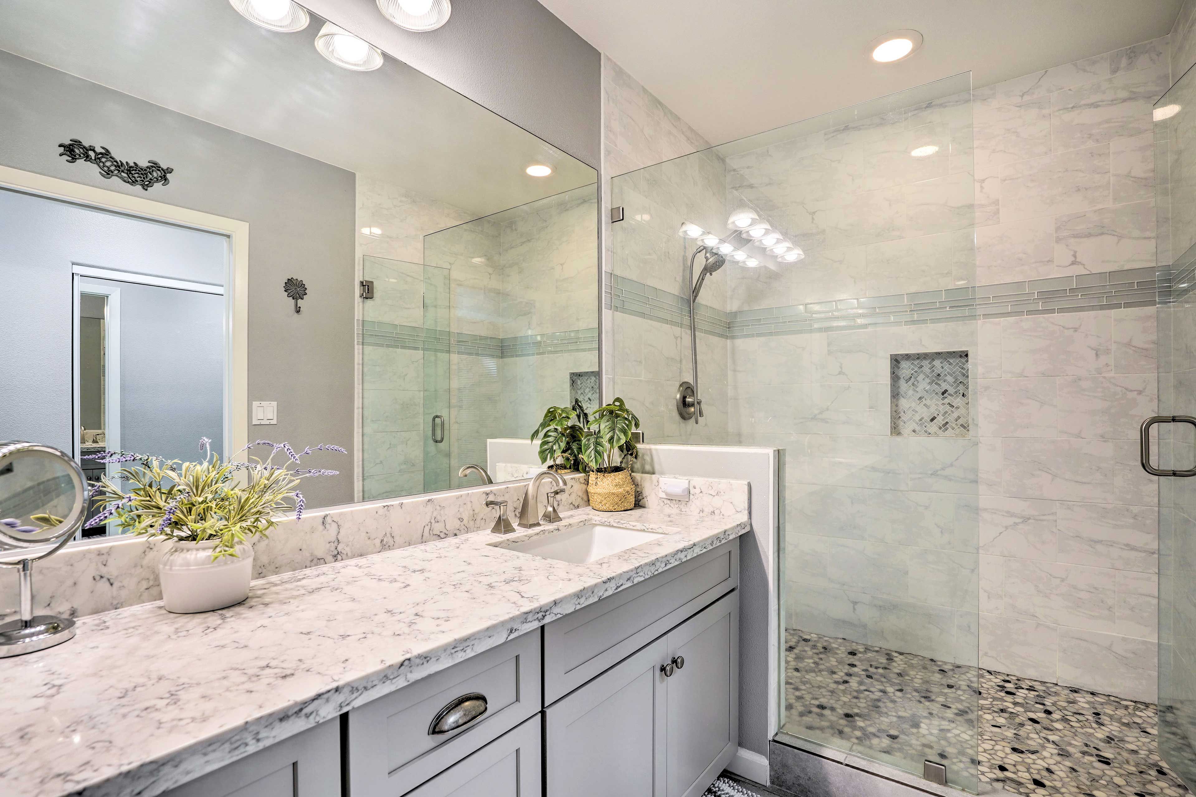 Full Bathroom | Towels Provided | Complimentary Toiletries
