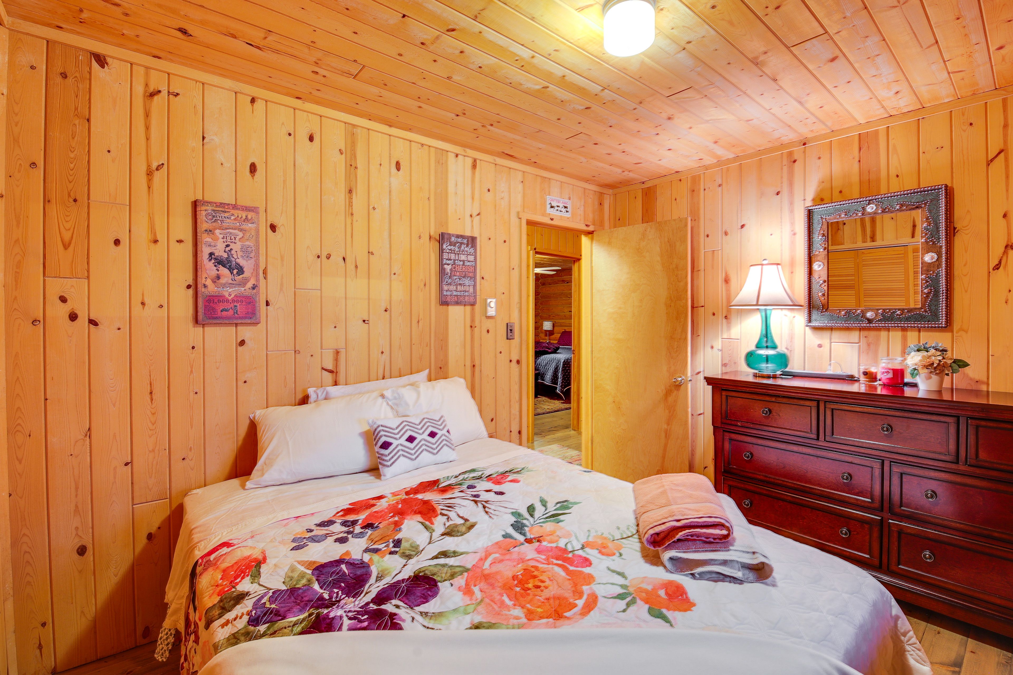 Bedroom 2 | Queen Bed