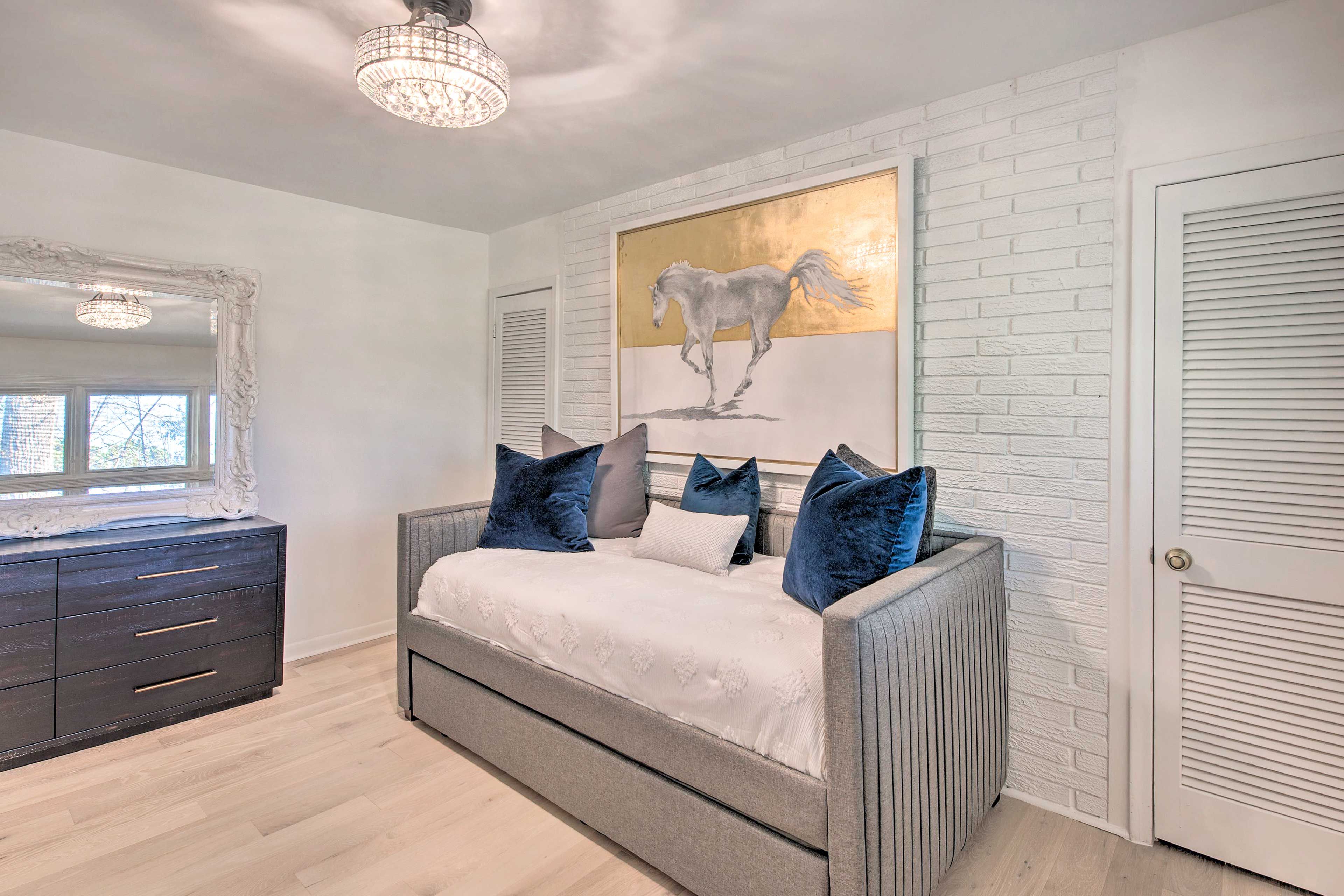 Bedroom 4 | Twin Daybed w/ Twin Trundle