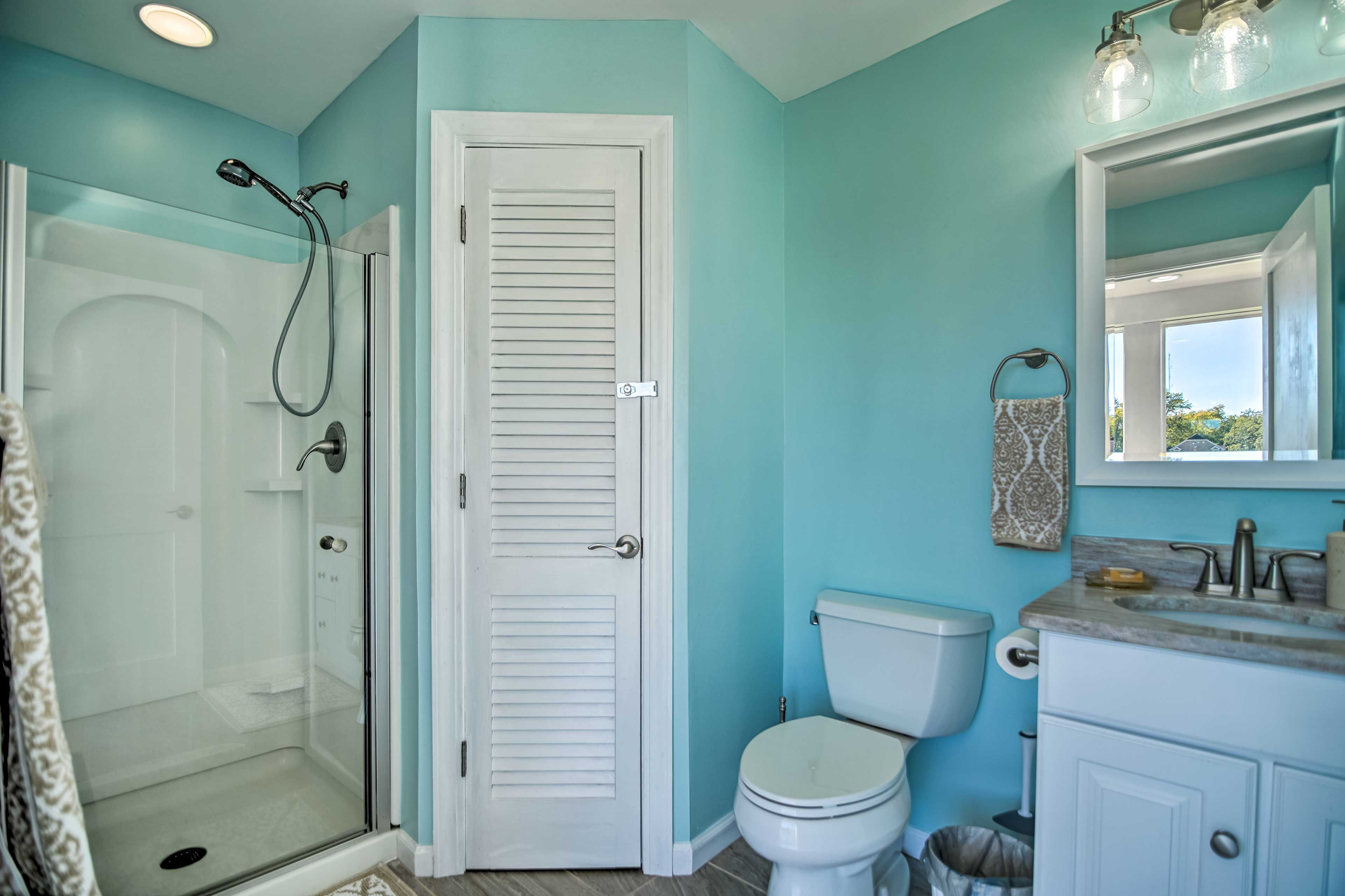 Full Bathroom | Towels Provided