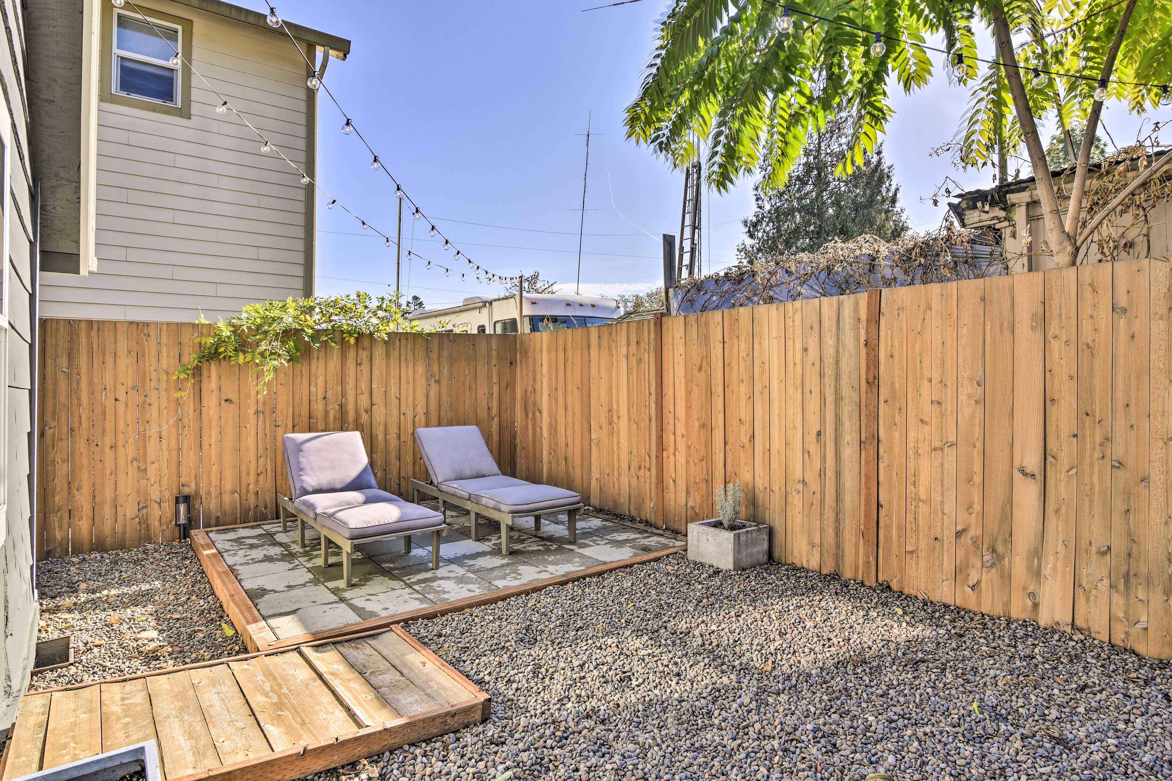 Private Backyard | Fire Pit | Gas Grill