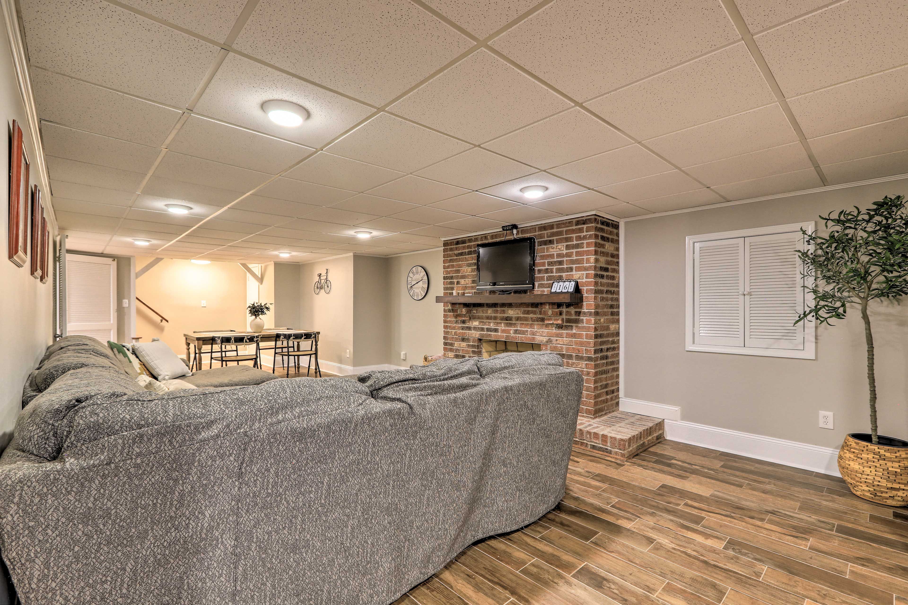 Living Room | Smart TV | Free WiFi | Central Air Conditioning & Heating