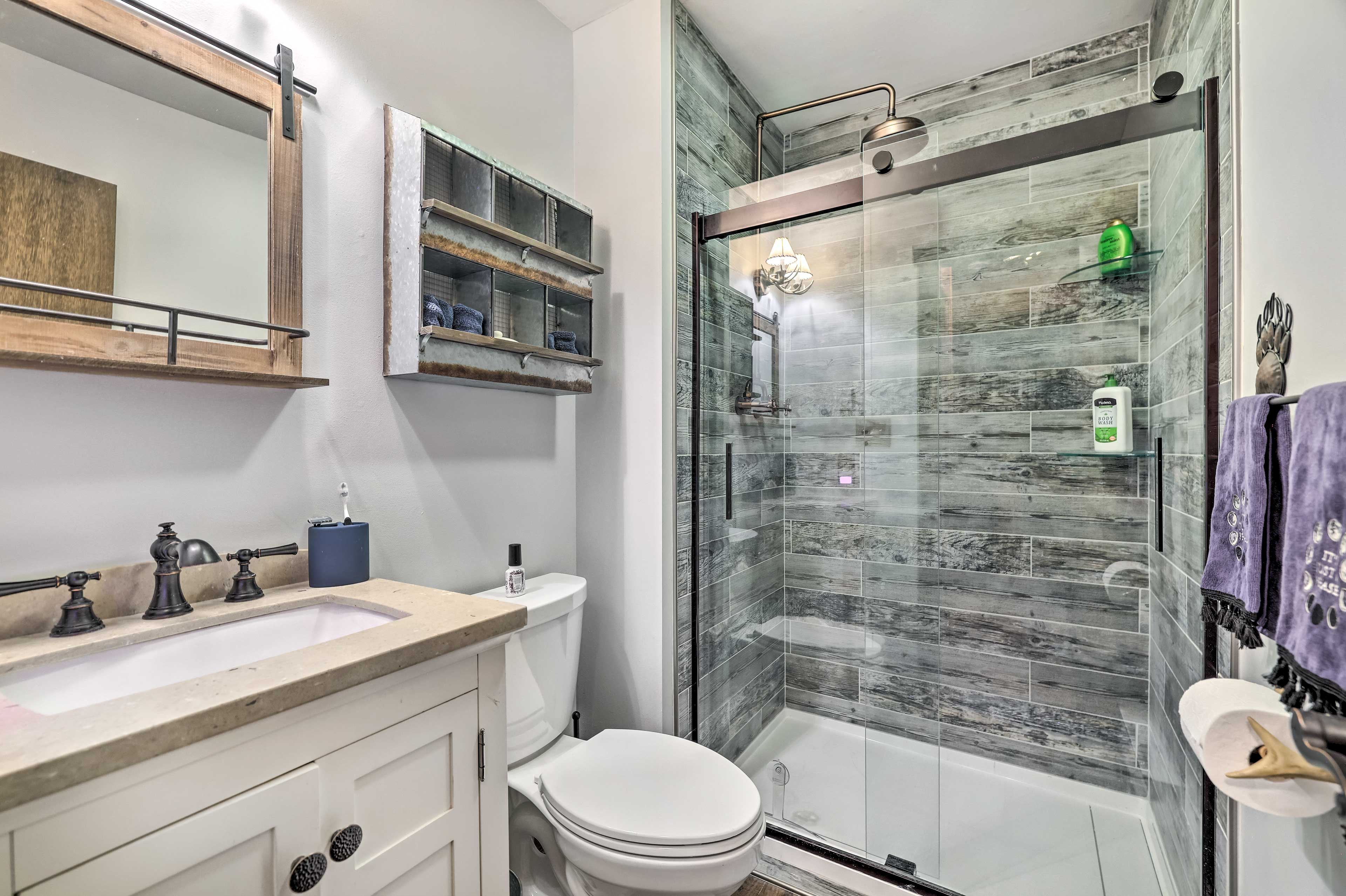 Full Bathroom | Towels Provided | Complimentary Toiletries