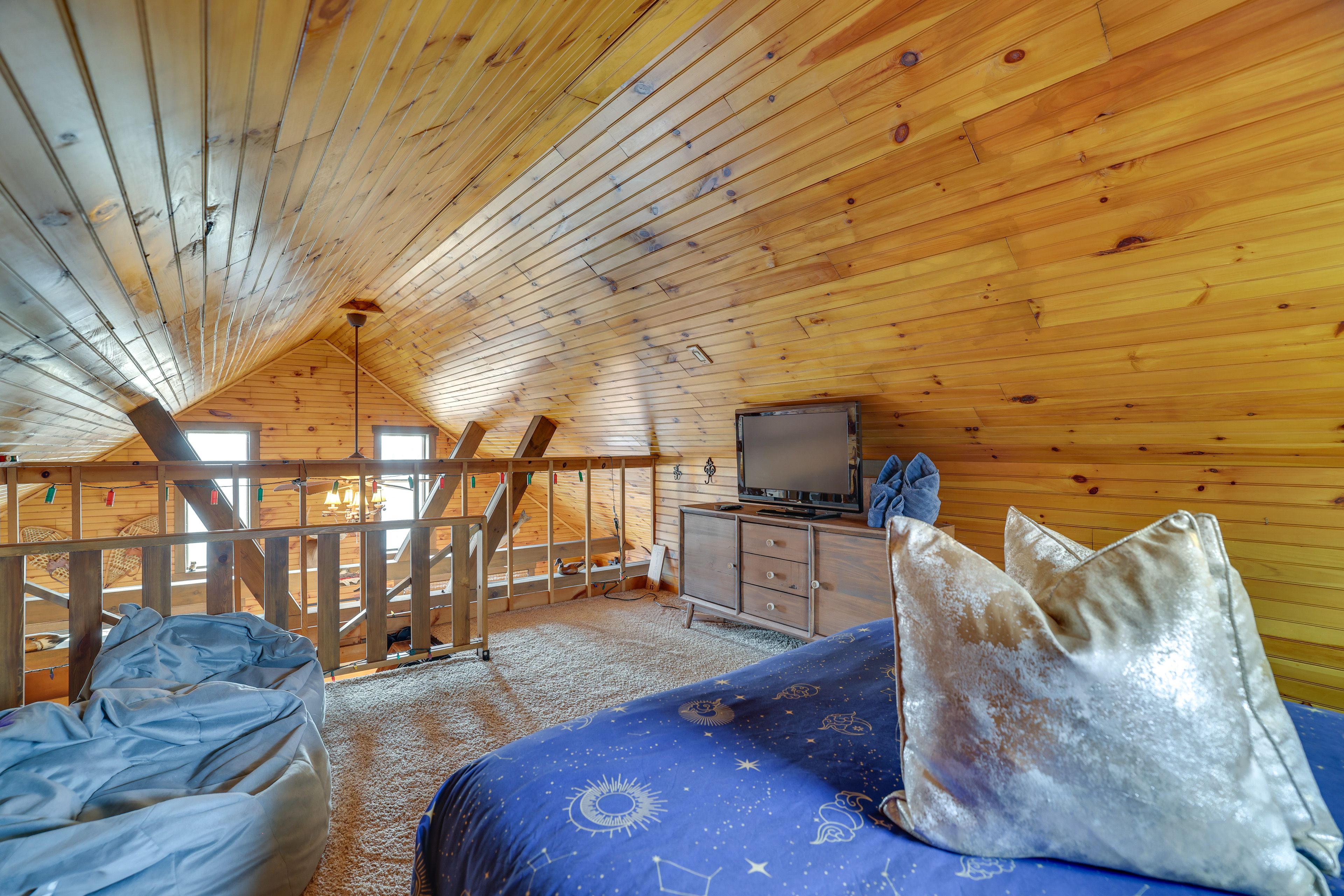 Loft | 2nd Floor | Queen Bed | Smart TV