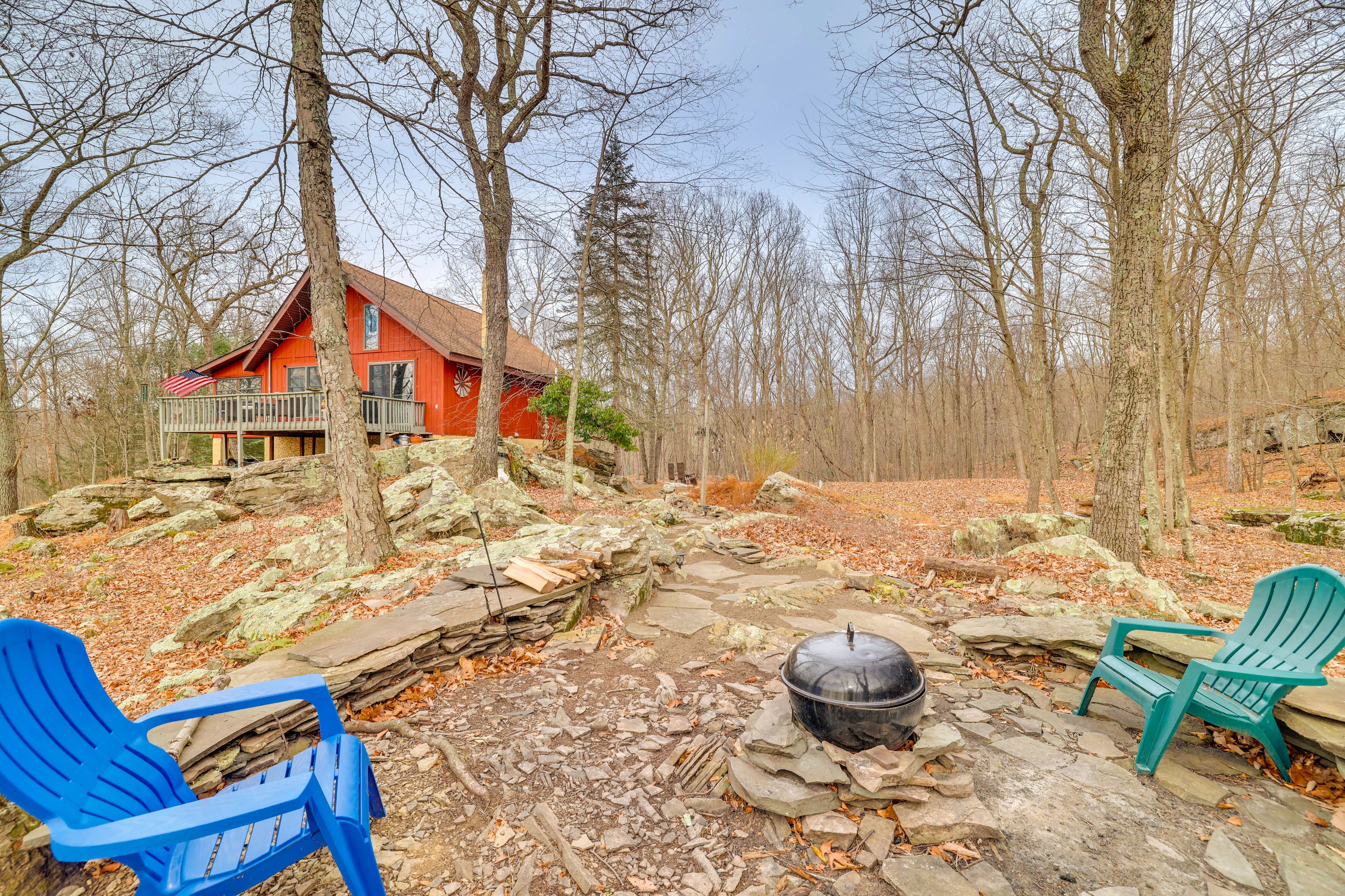 Private Yard | 10-Acre Property