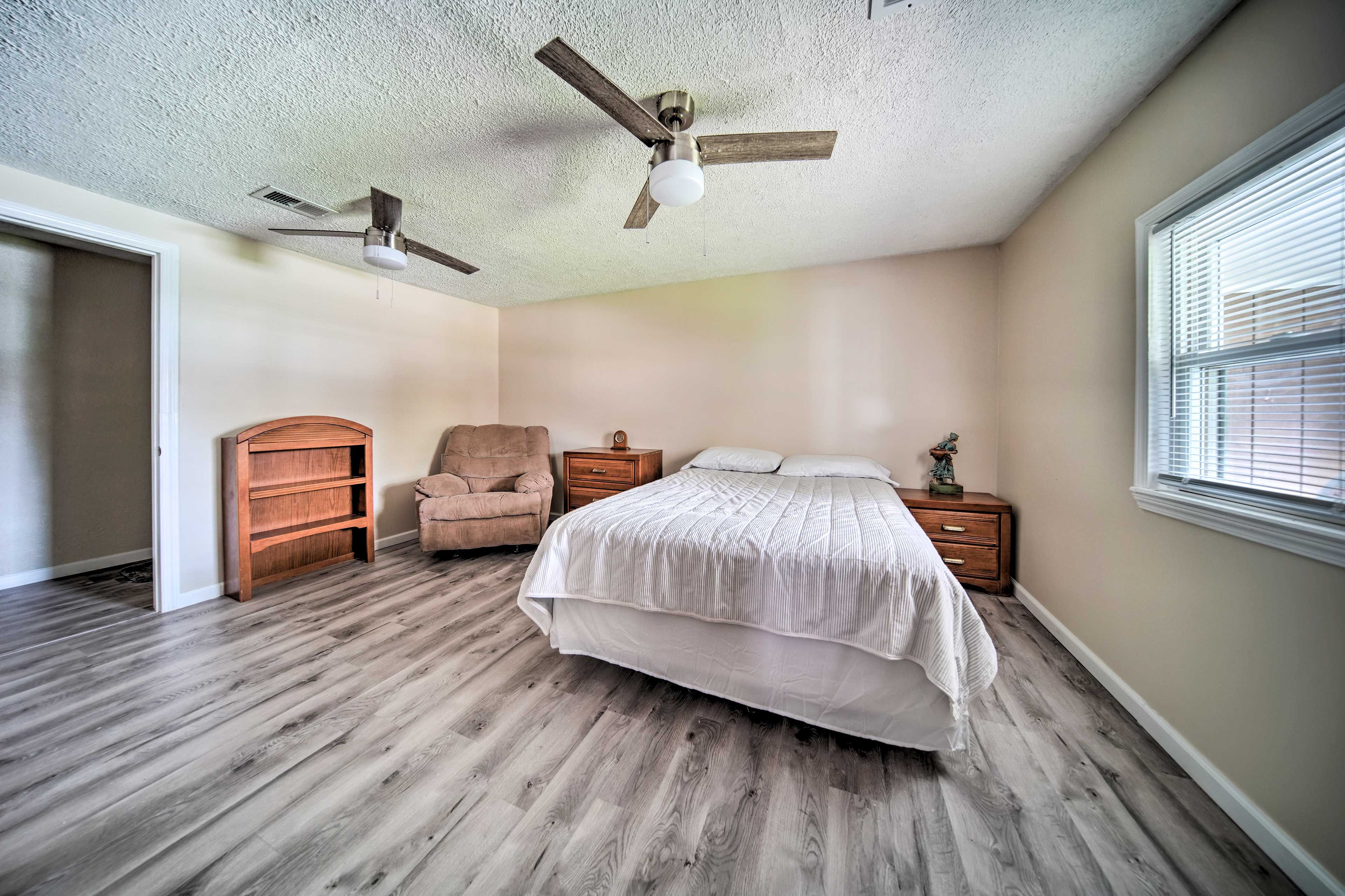 Bedroom 1 | Queen Bed | Twin Rollaway Bed