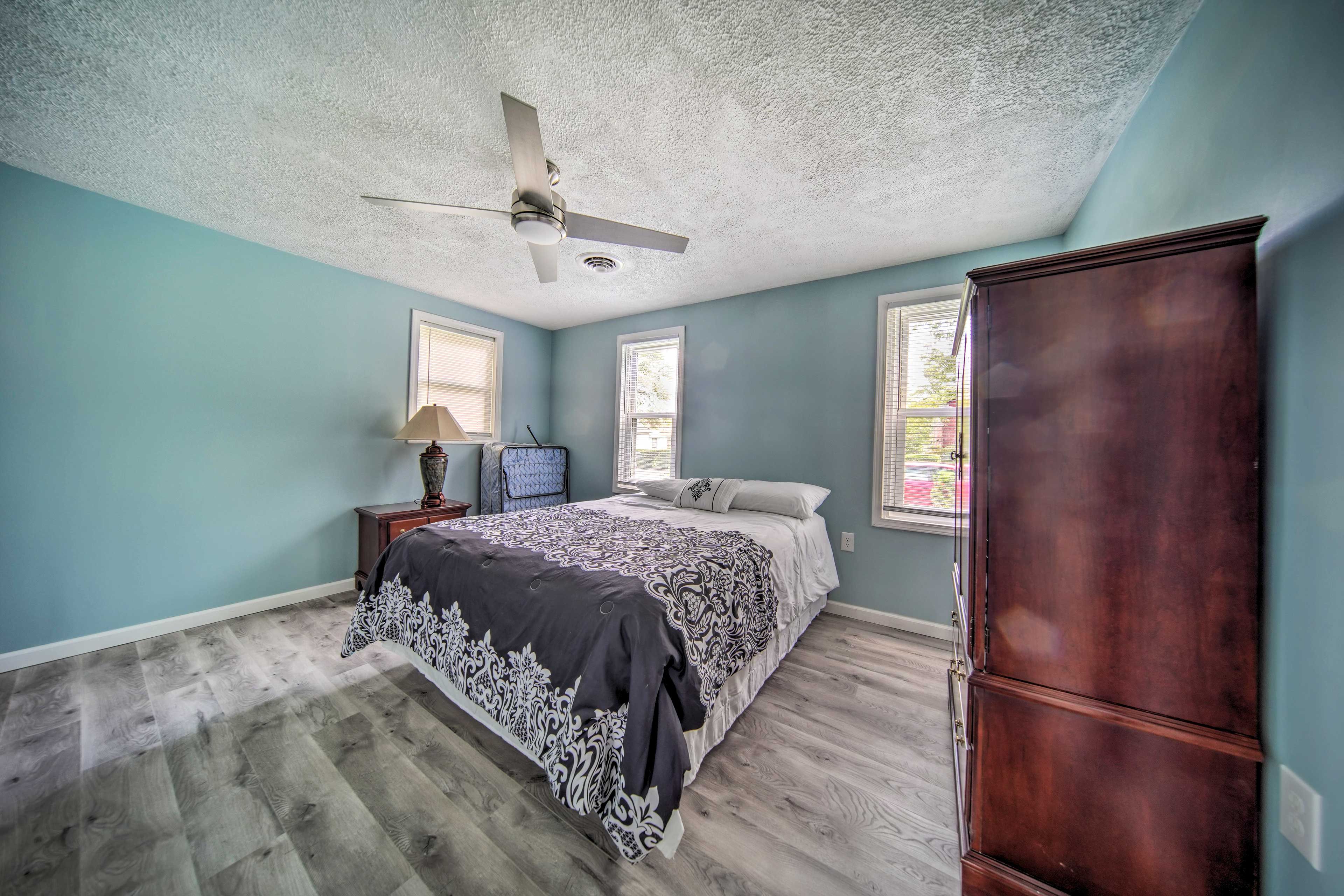Bedroom 2 | Queen Bed | Twin Rollaway Bed