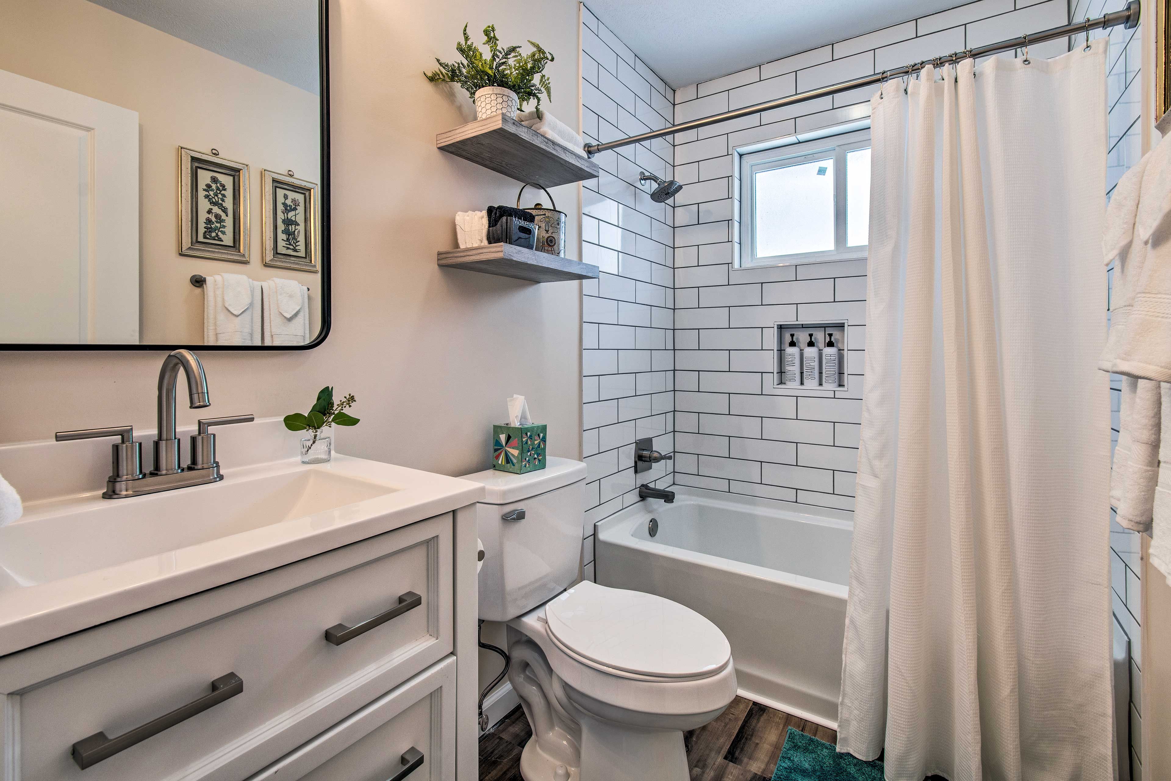 Full Bathroom | Shower/Tub Combo | Towels Provided