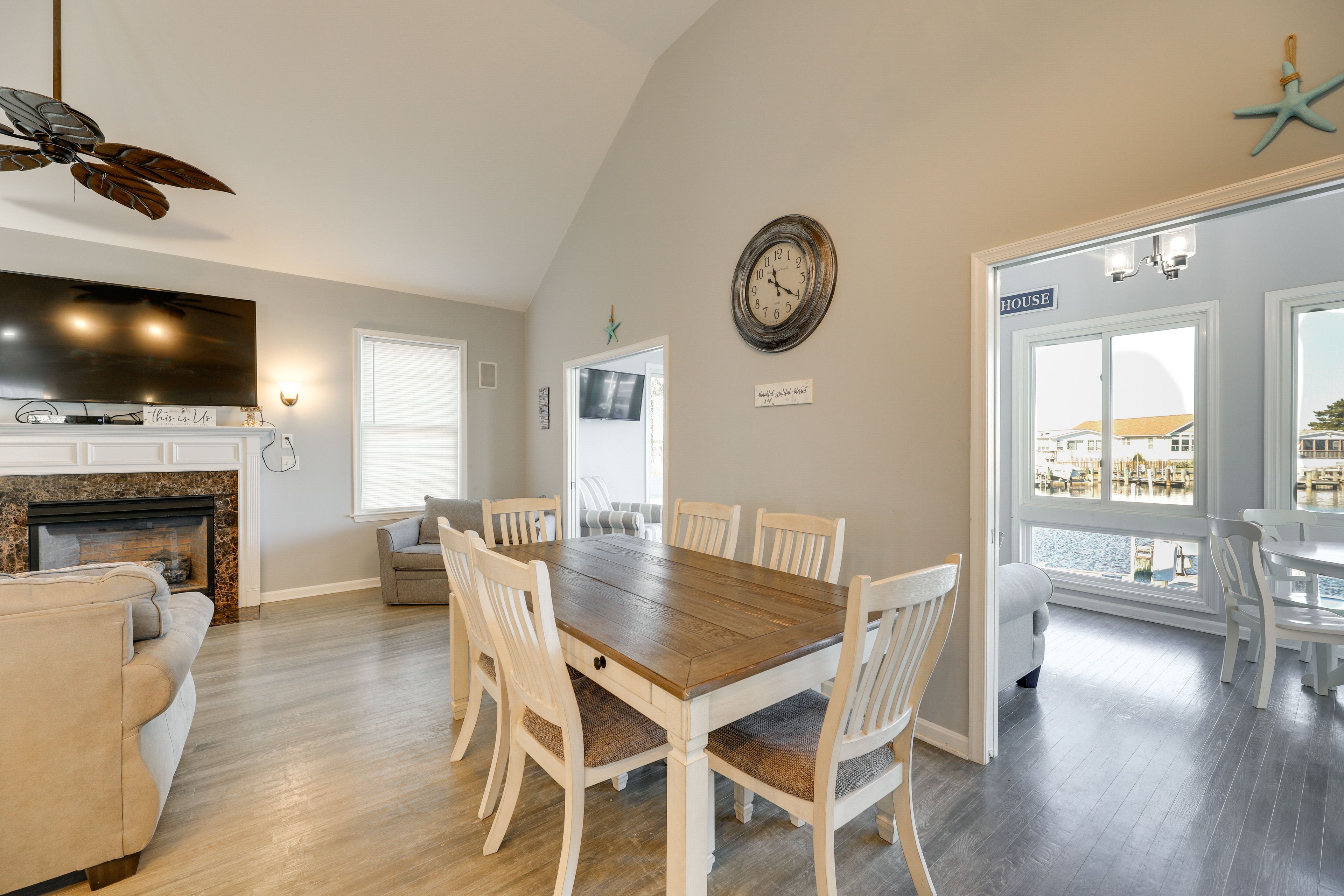 Dining Area | Dishware/Flatware Provided