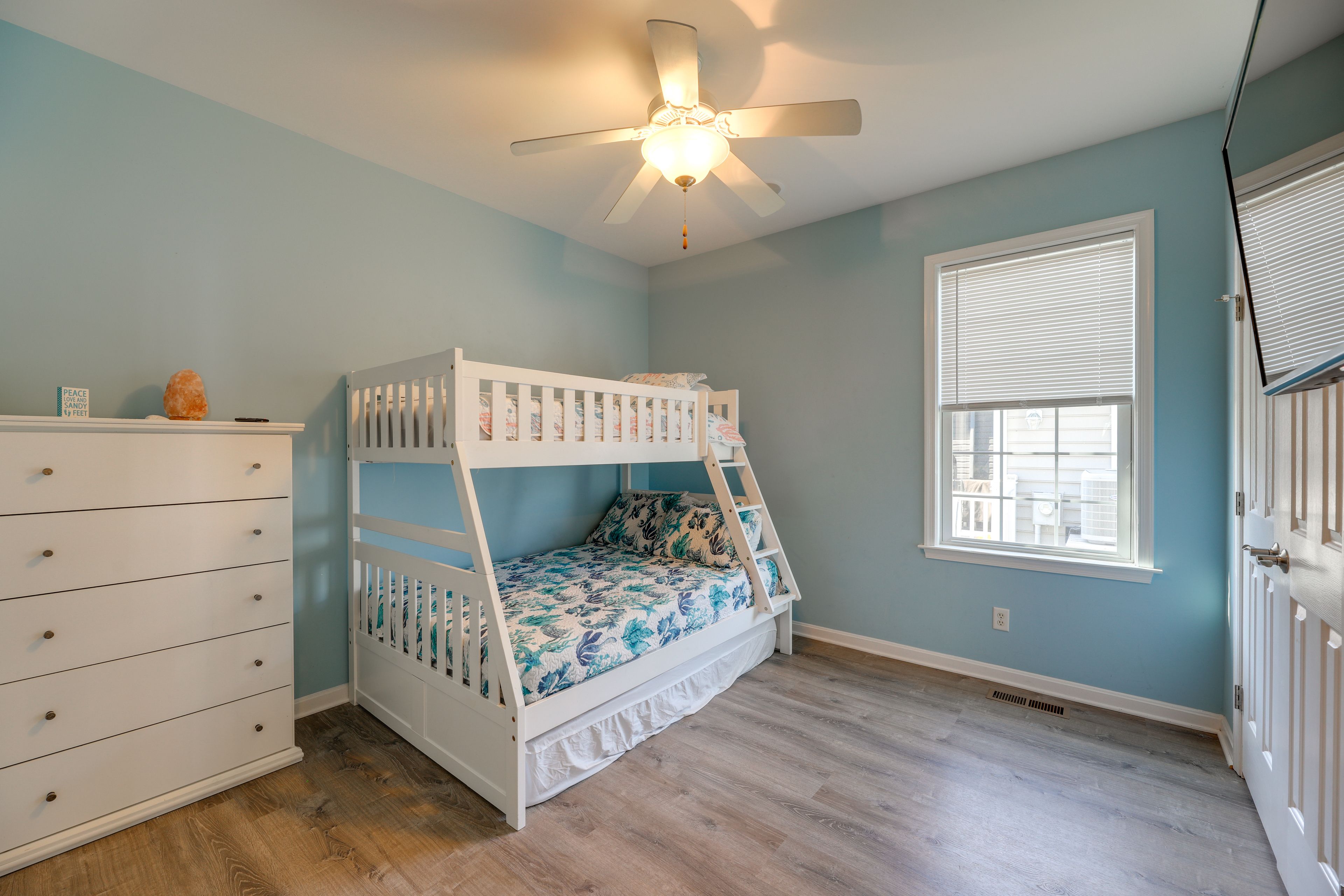 Bedroom 3 | Twin/Full Bunk Bed