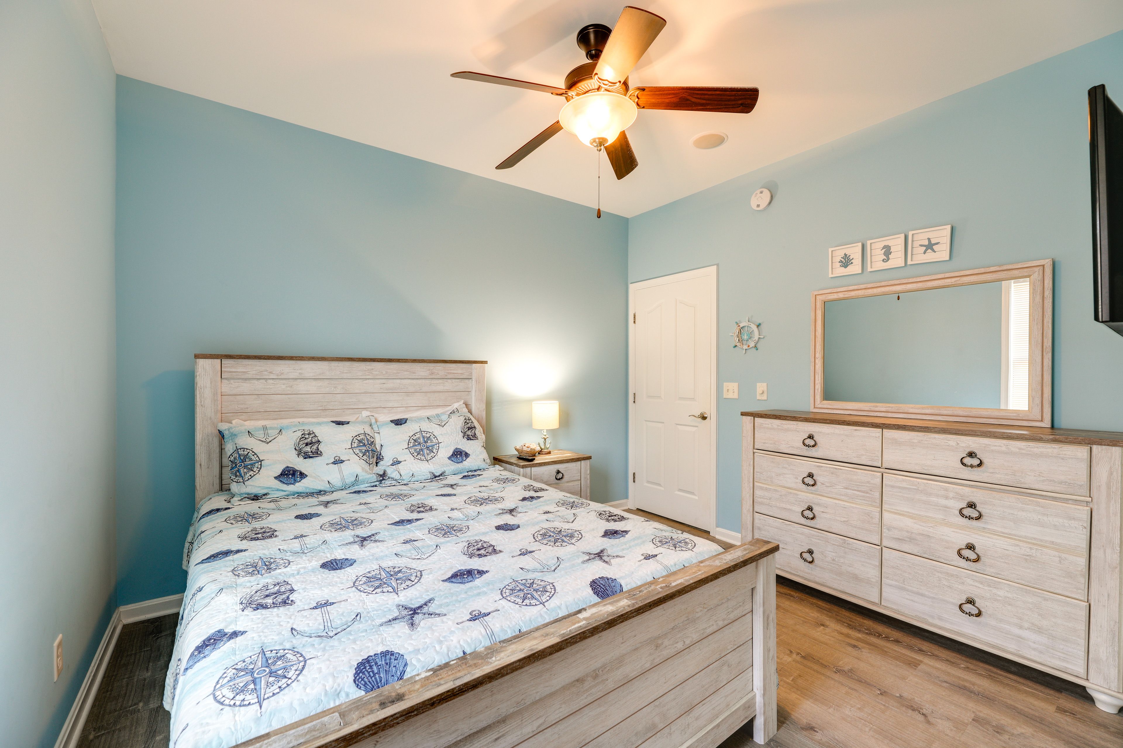 Bedroom 2 | Queen Bed | Smart TV