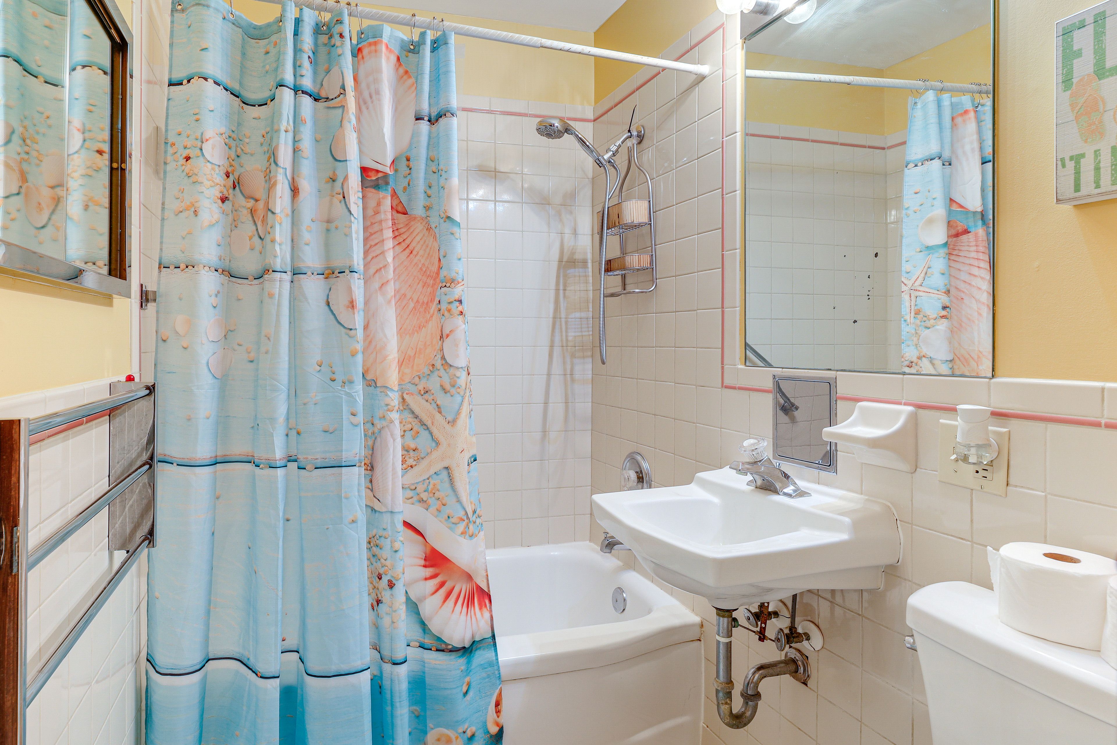 Full Bathroom | 1st Floor | Towels Provided