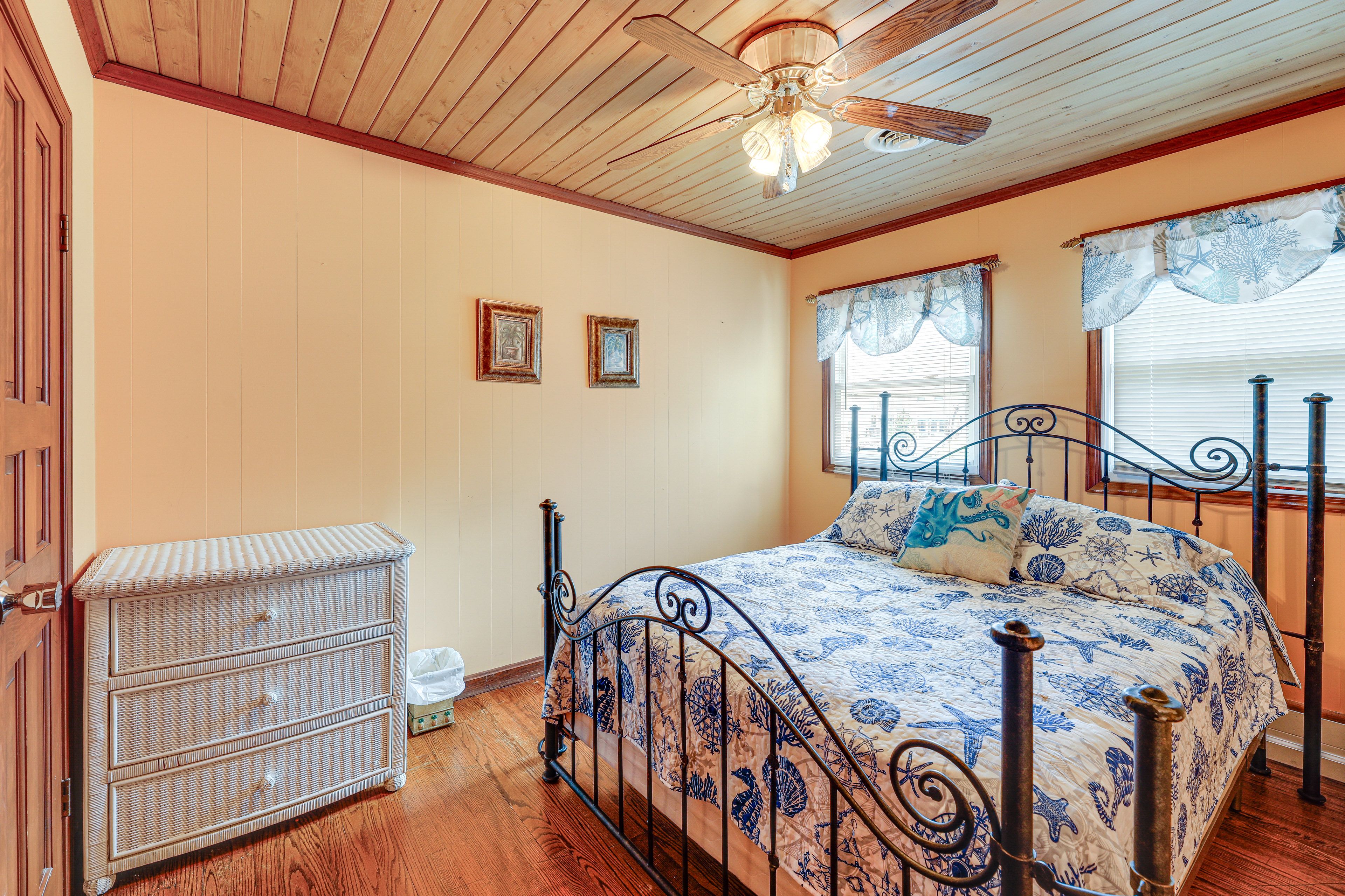 Bedroom 2 | 1st Floor | Queen Bed