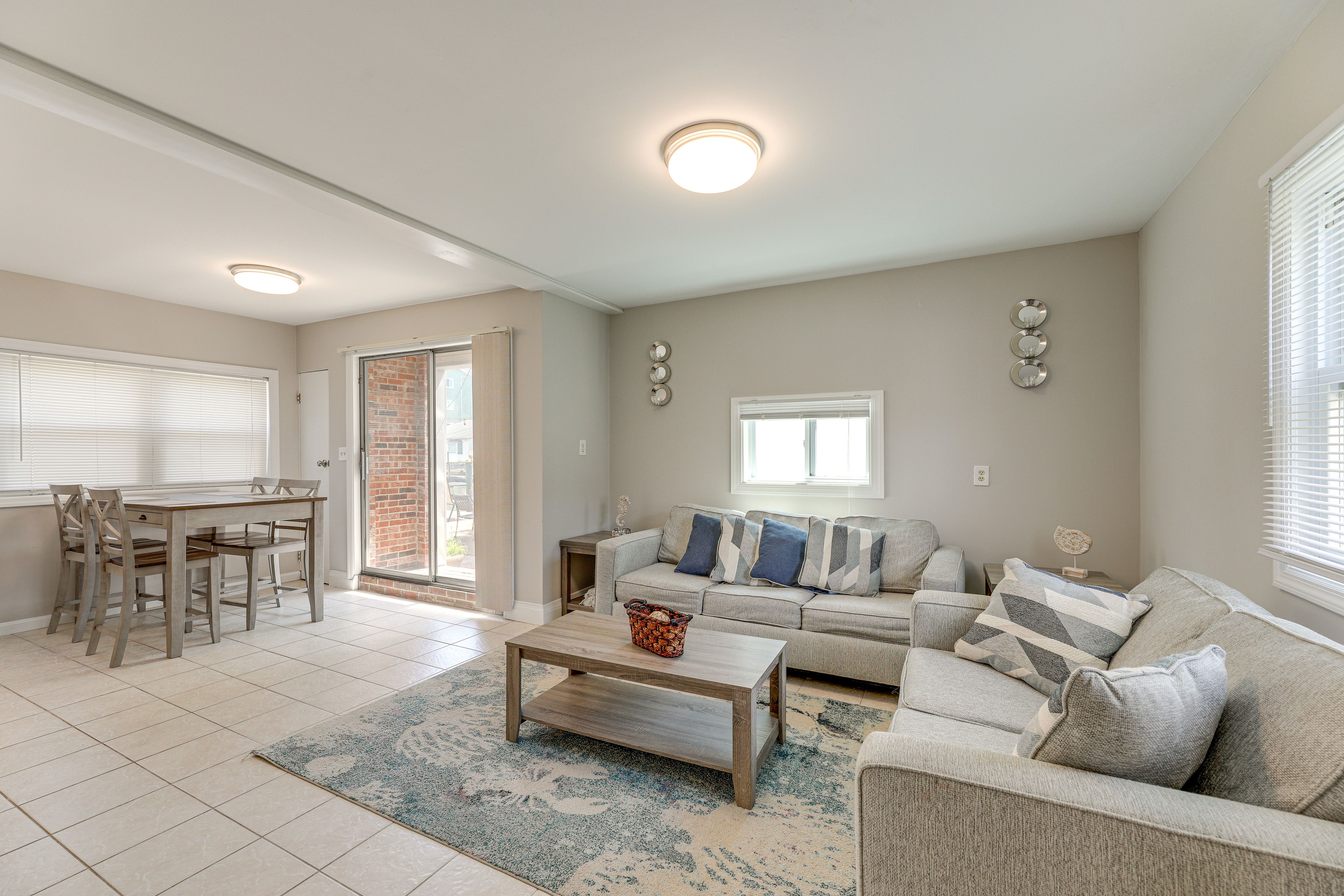 Dining Area & Living Room 2 | 1st Floor | Smart TV