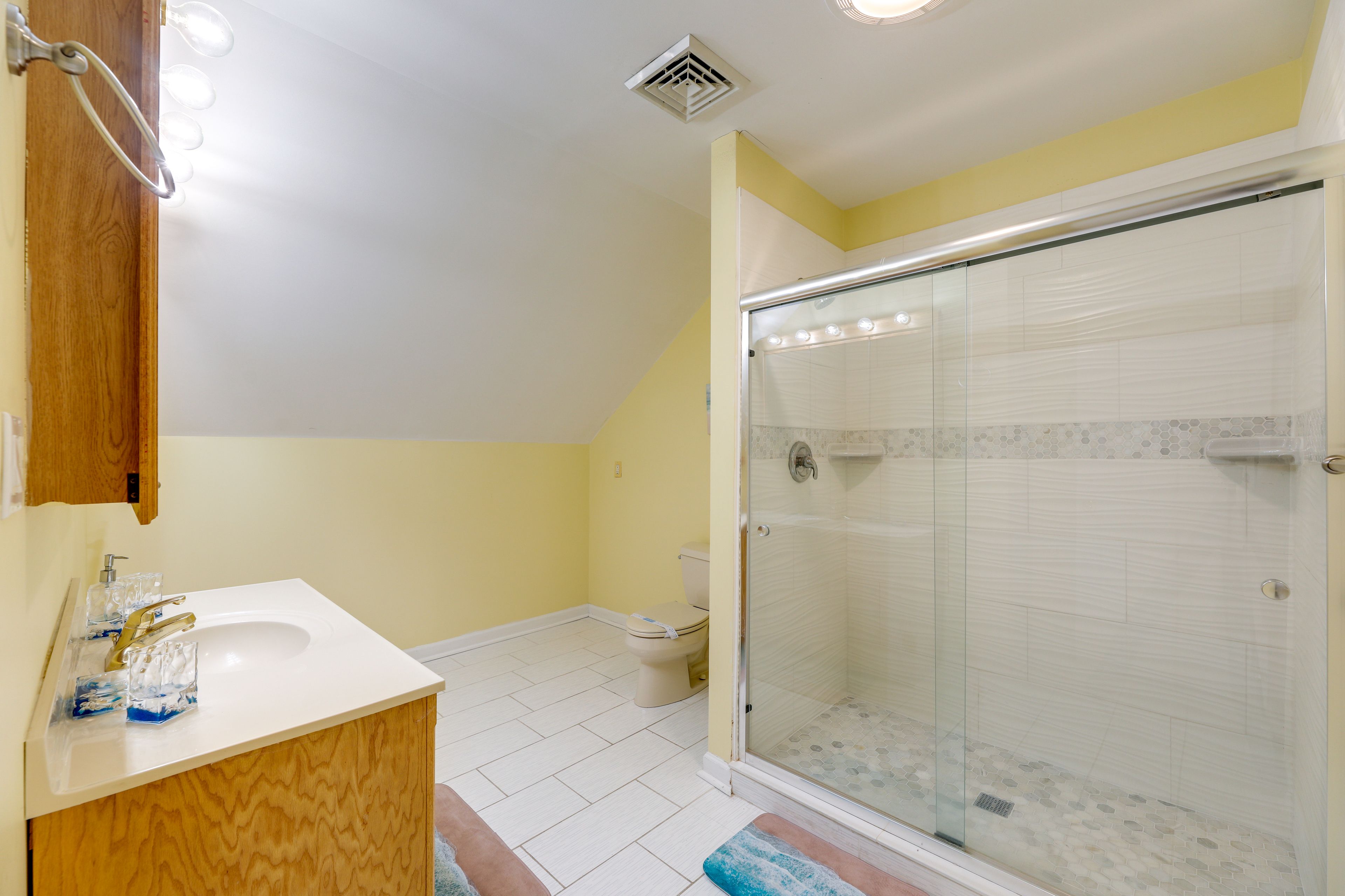 Bathroom | 3rd Floor