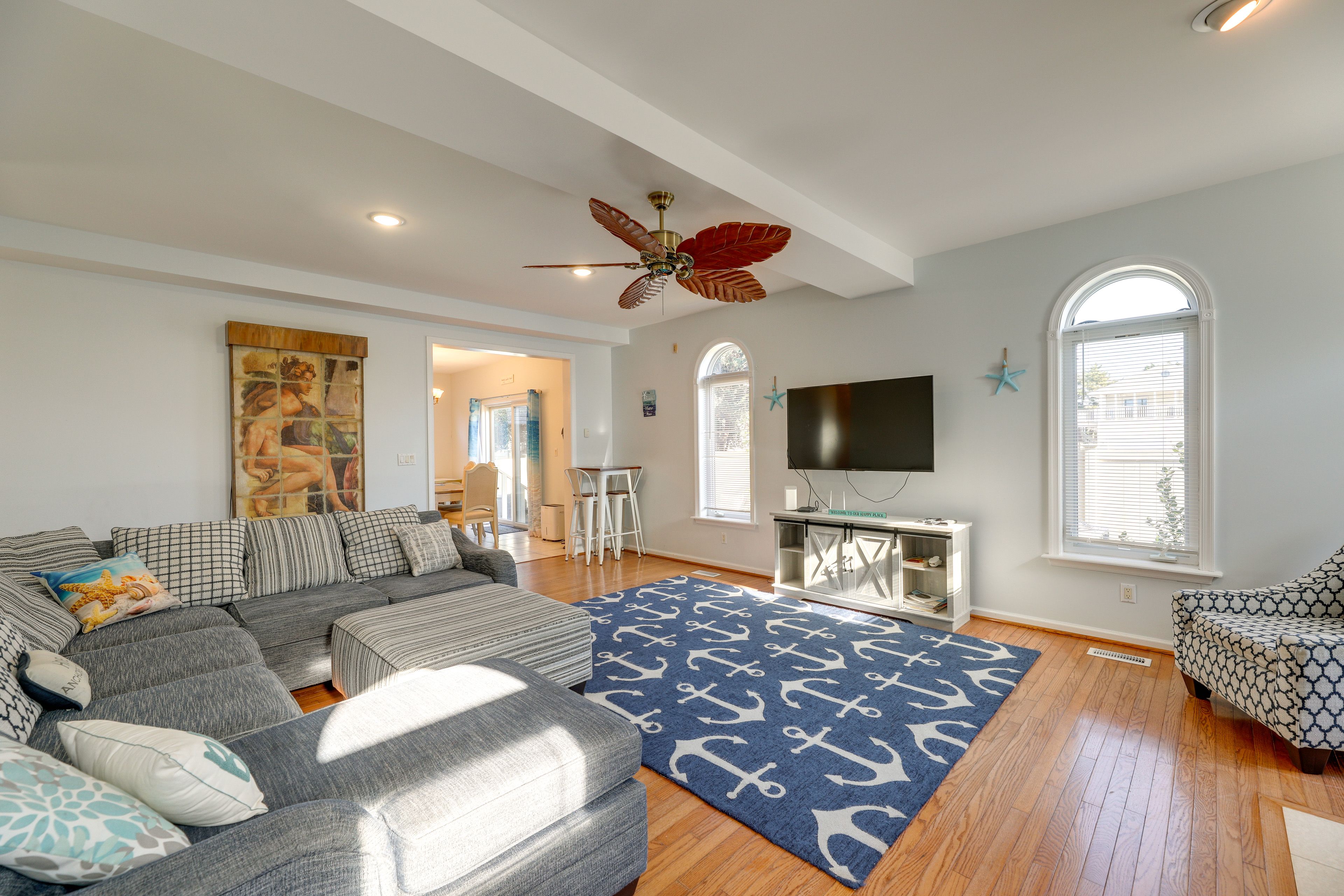 Living Room | Smart TV | Free WiFi | Central Air Conditioning/Heat | 1st Floor