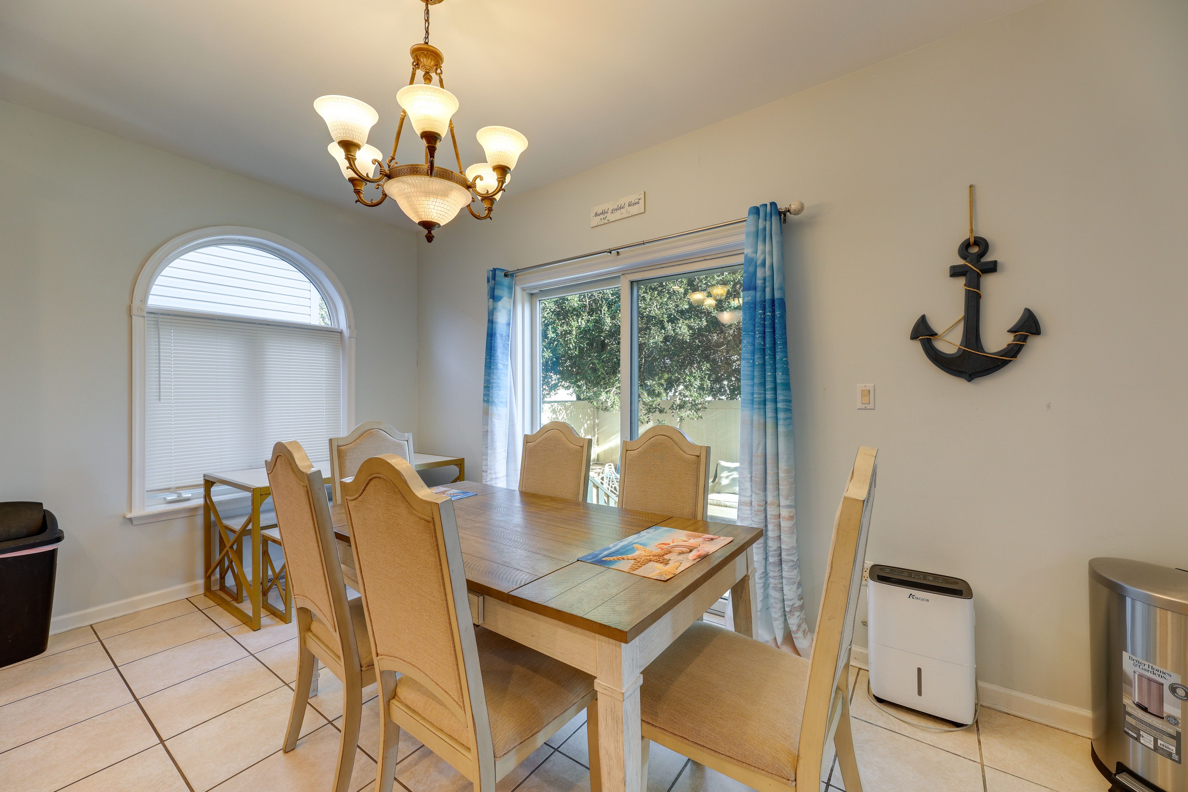 Dining Area | Dishware/Flatware Provided | 1st Floor