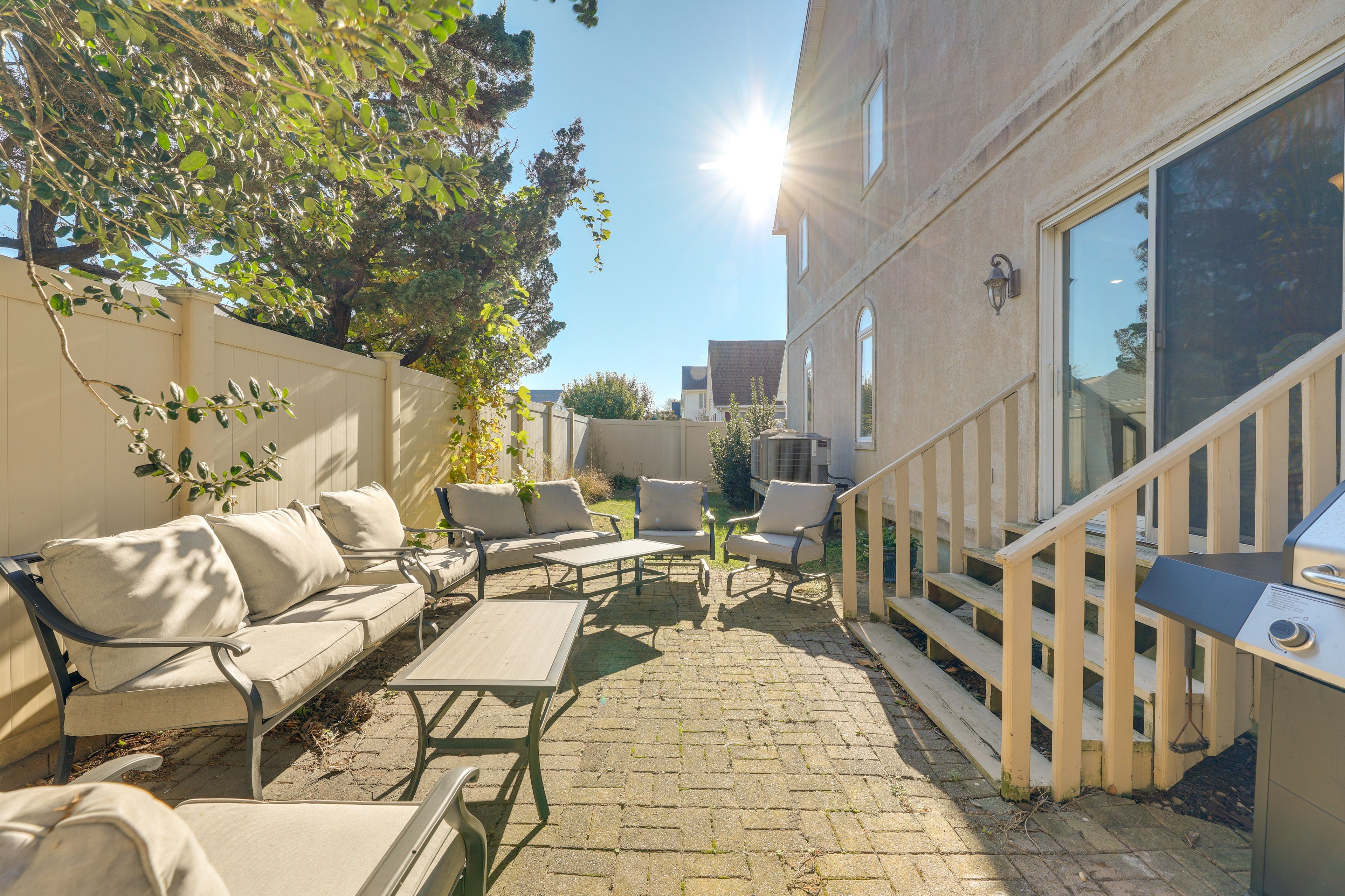 Fenced Backyard | 2 Gas Grills | Lounge Seating