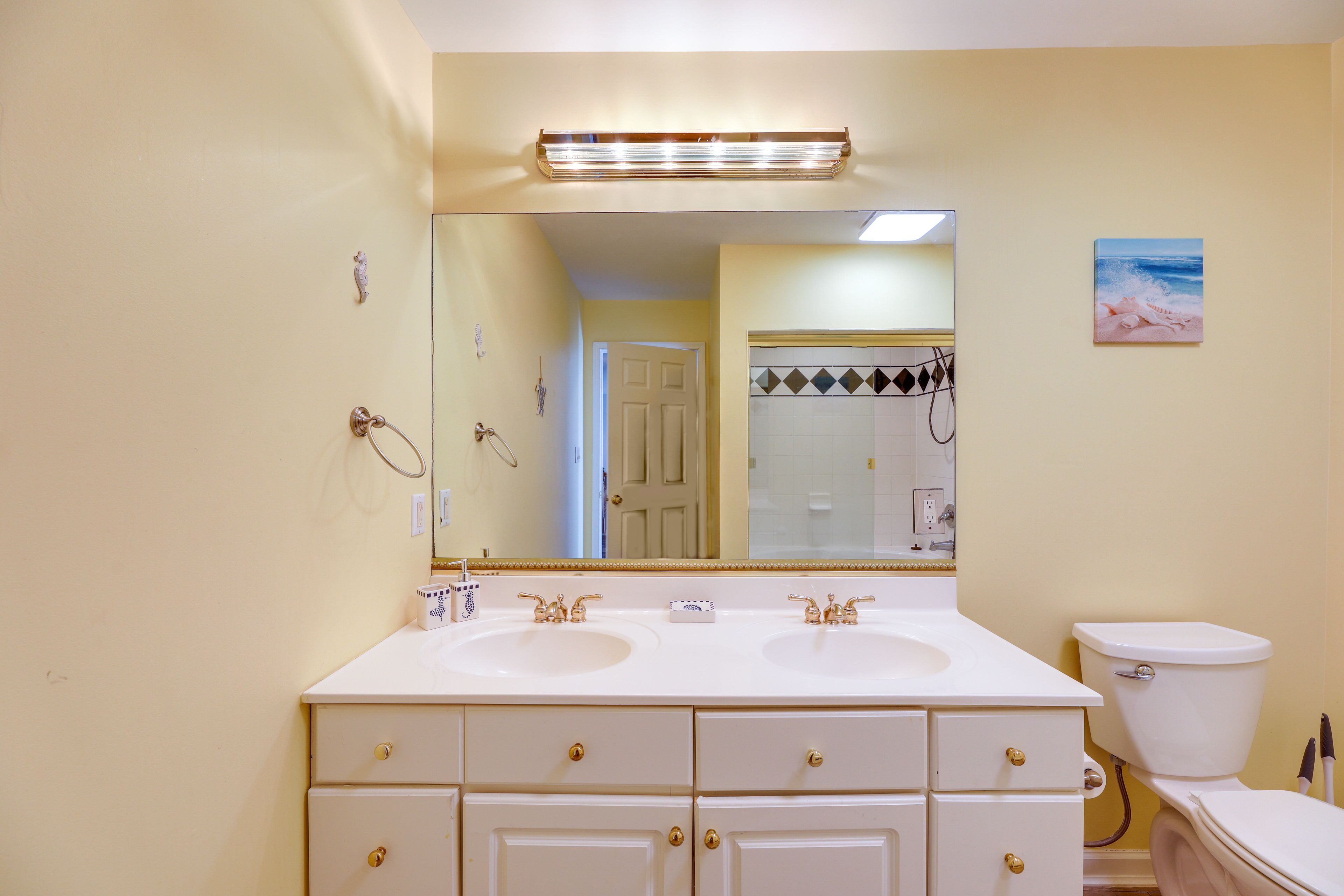 Bathroom | Bathtub/Shower | 2nd Floor