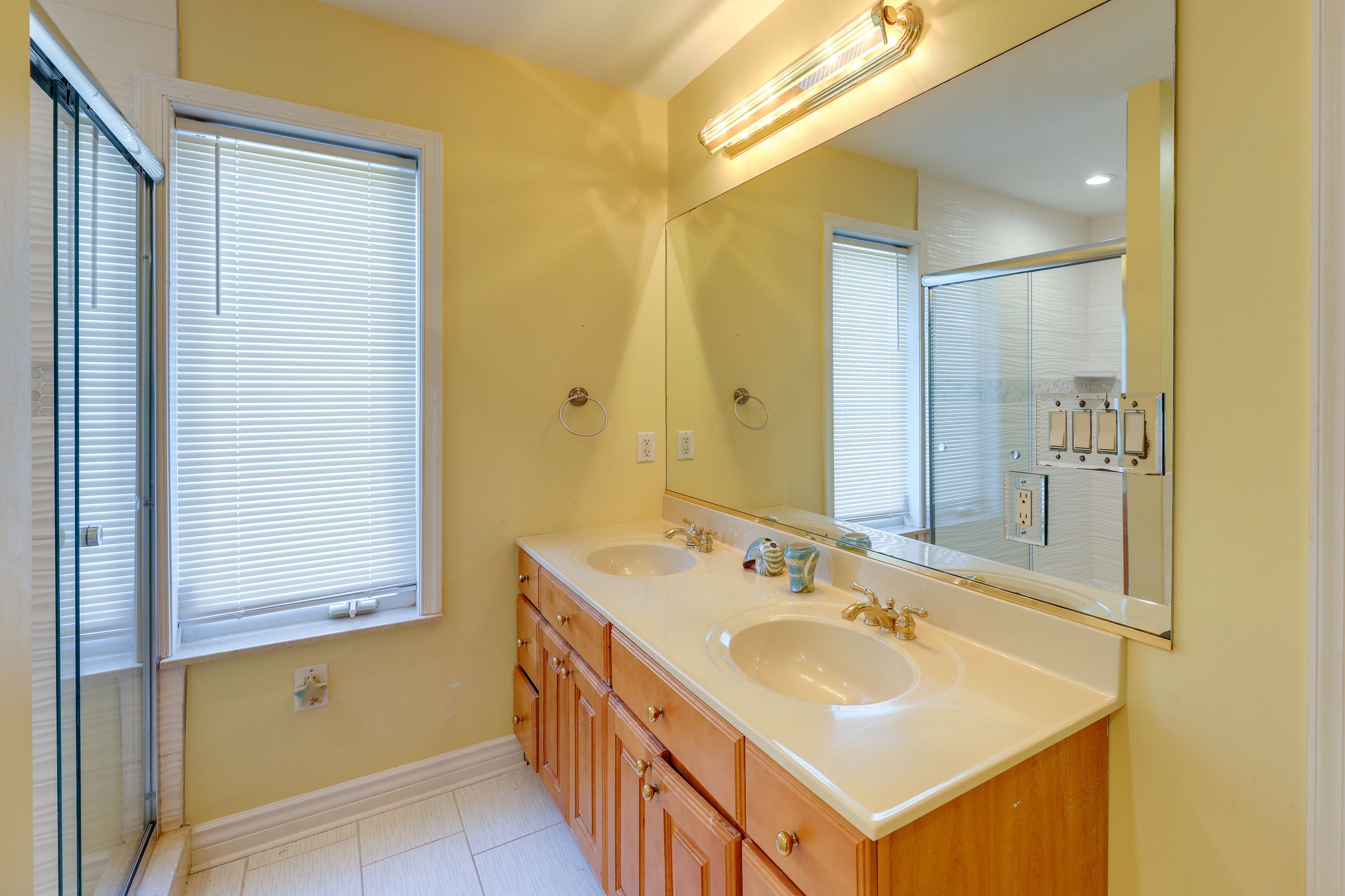 En-Suite Bathroom | Jetted Tub | 2nd Floor