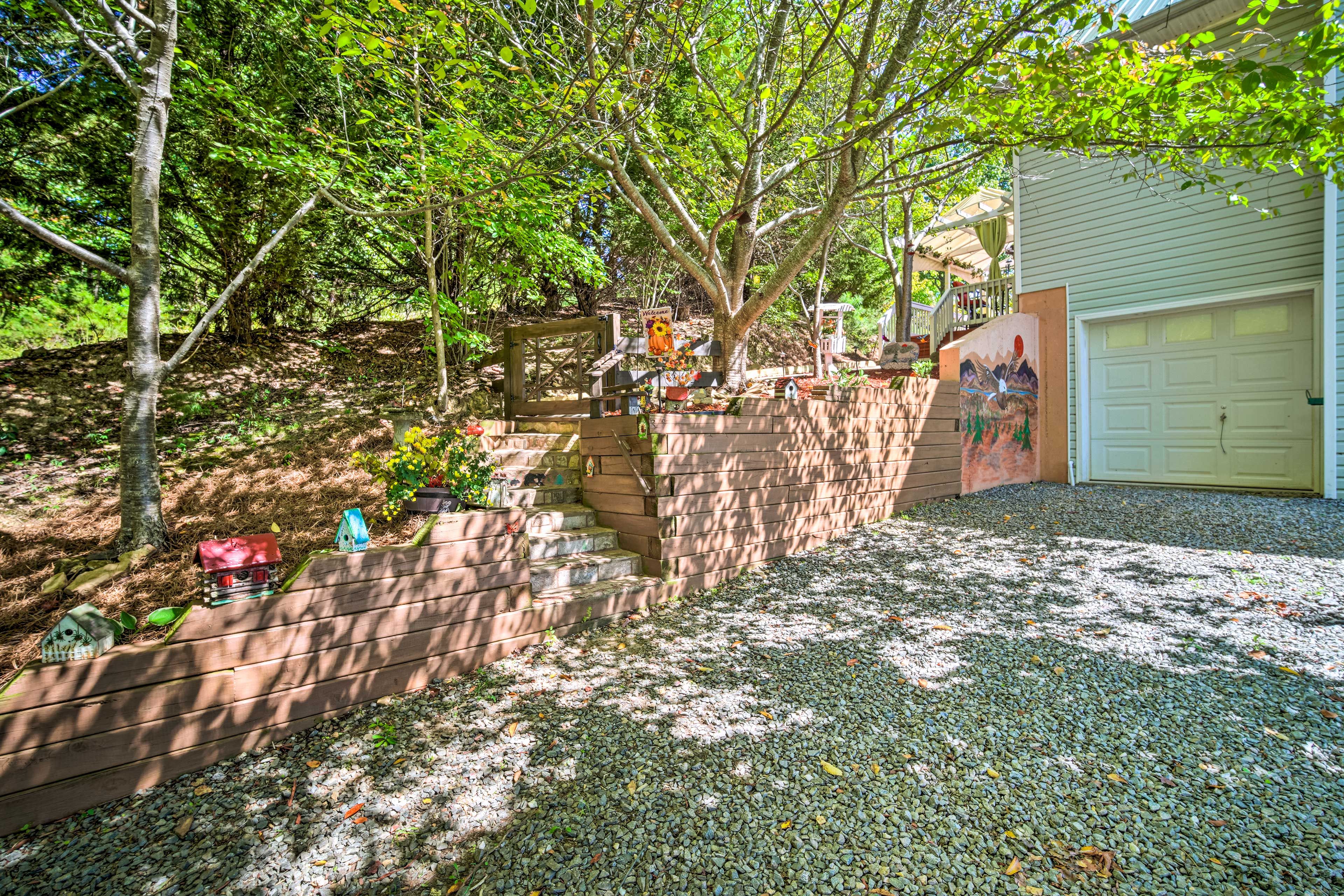 Parking | Gravel Driveway (6 Vehicles)