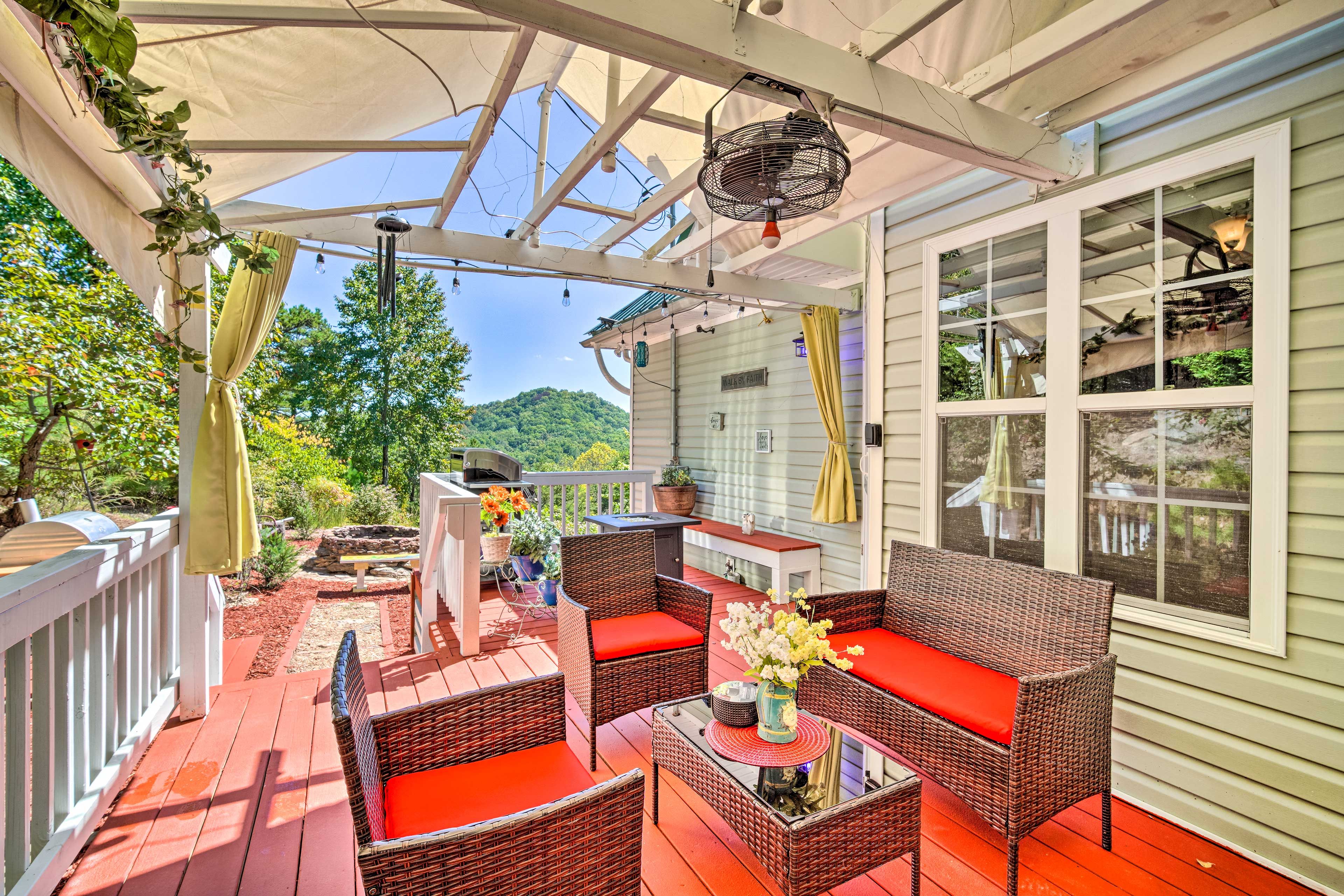 Covered Deck | Gas & Charcoal Grills | Gas & Wood-Burning Fire Pits