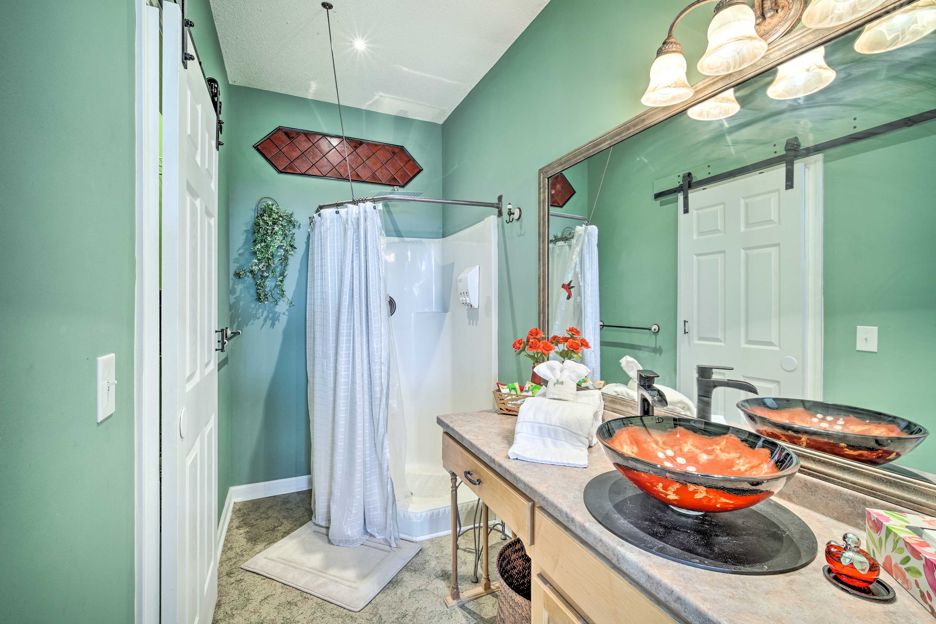 Full Bathroom | Towels Provided | Complimentary Toiletries | Main Level
