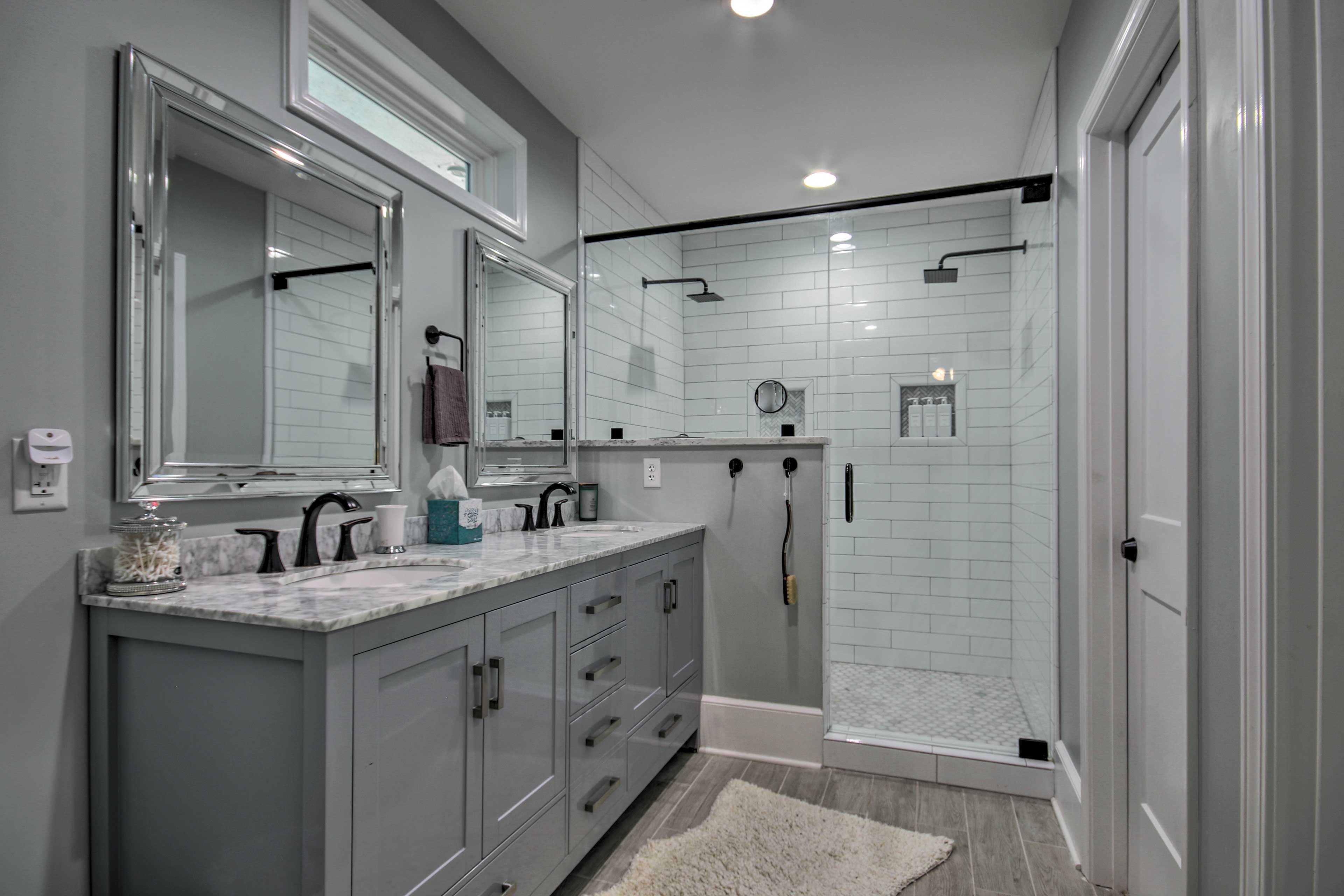 Full Bathroom | Towels Provided