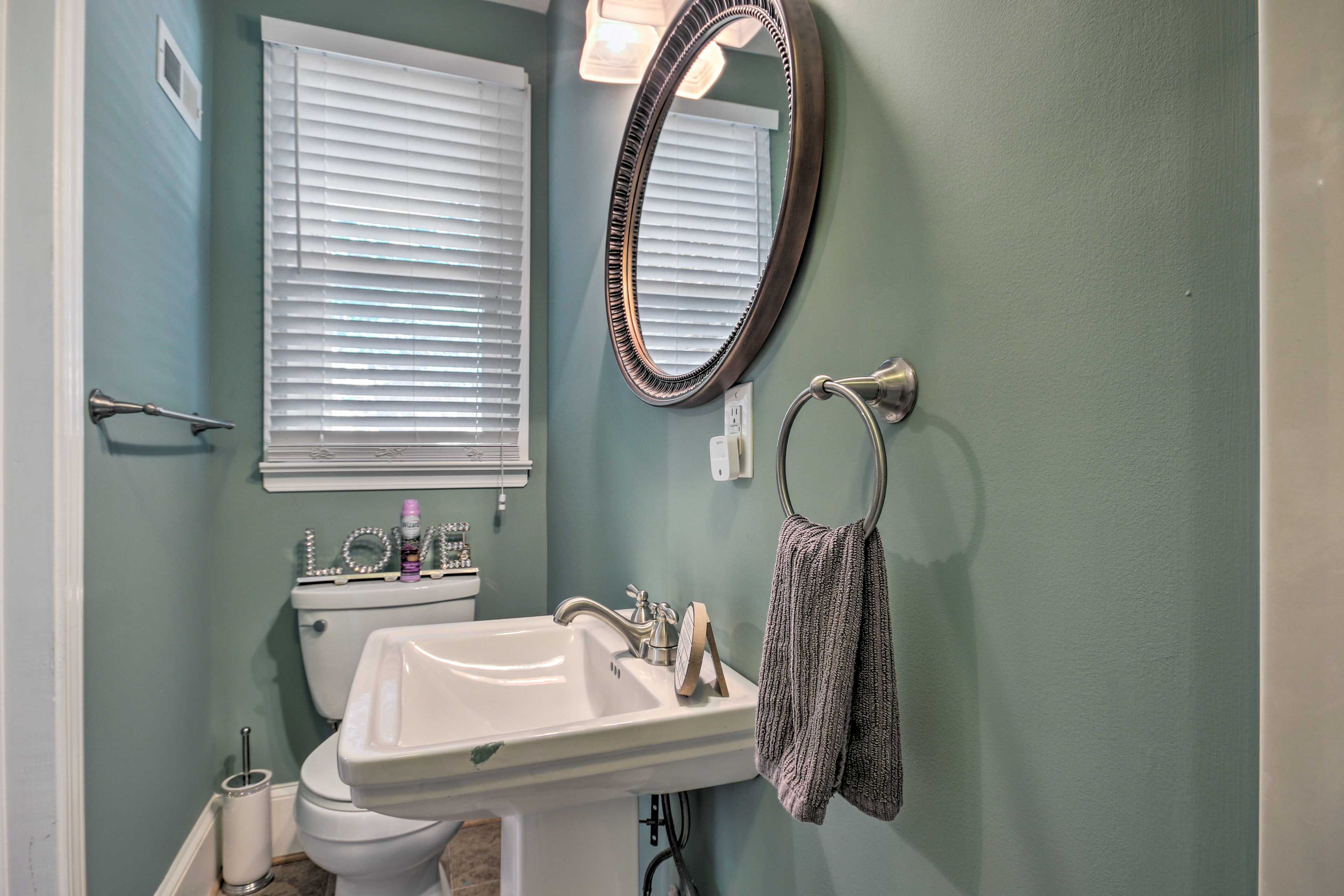 Full Bathroom | Complimentary Toiletries