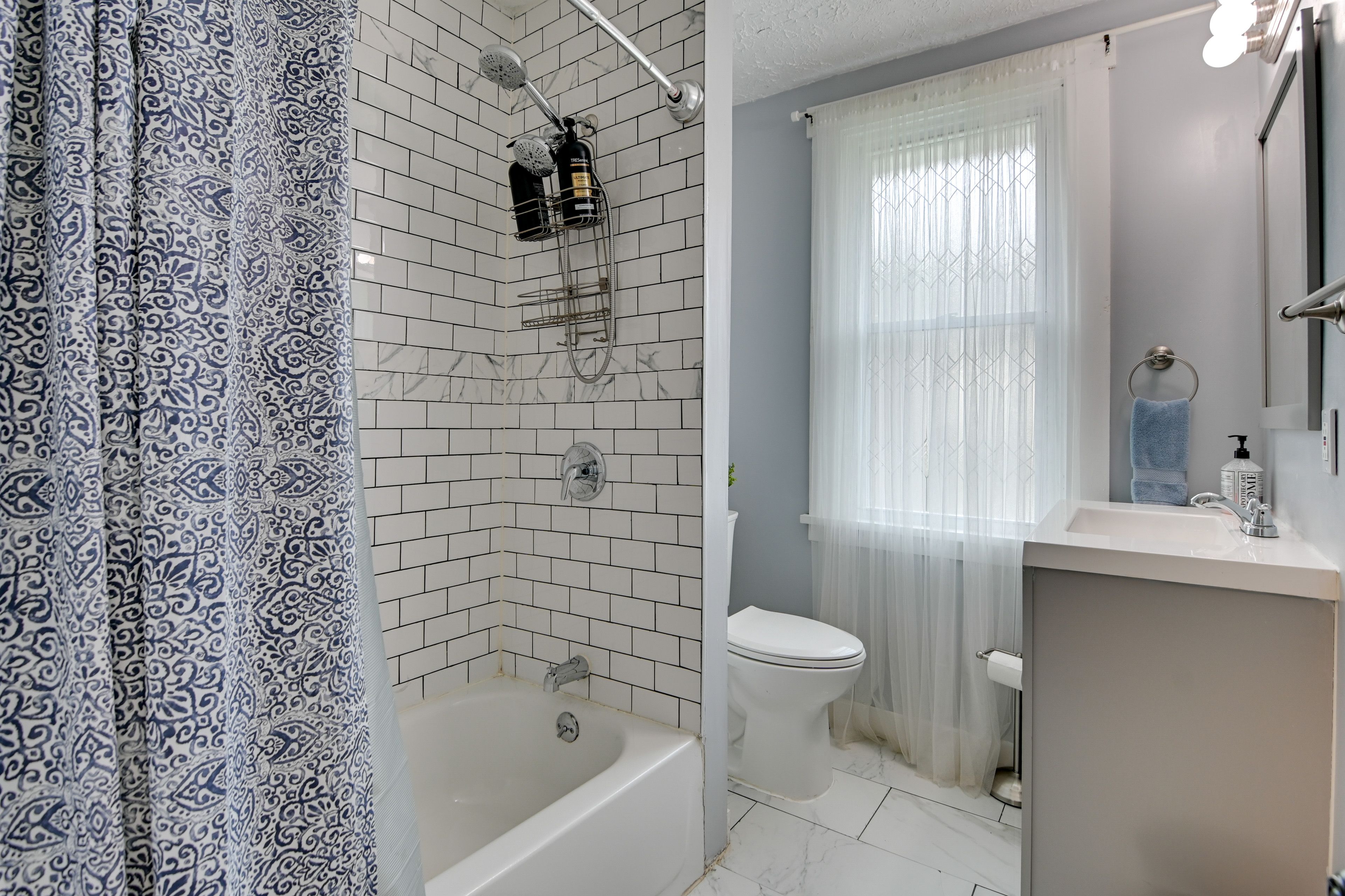 Full Bathroom | 2nd Floor