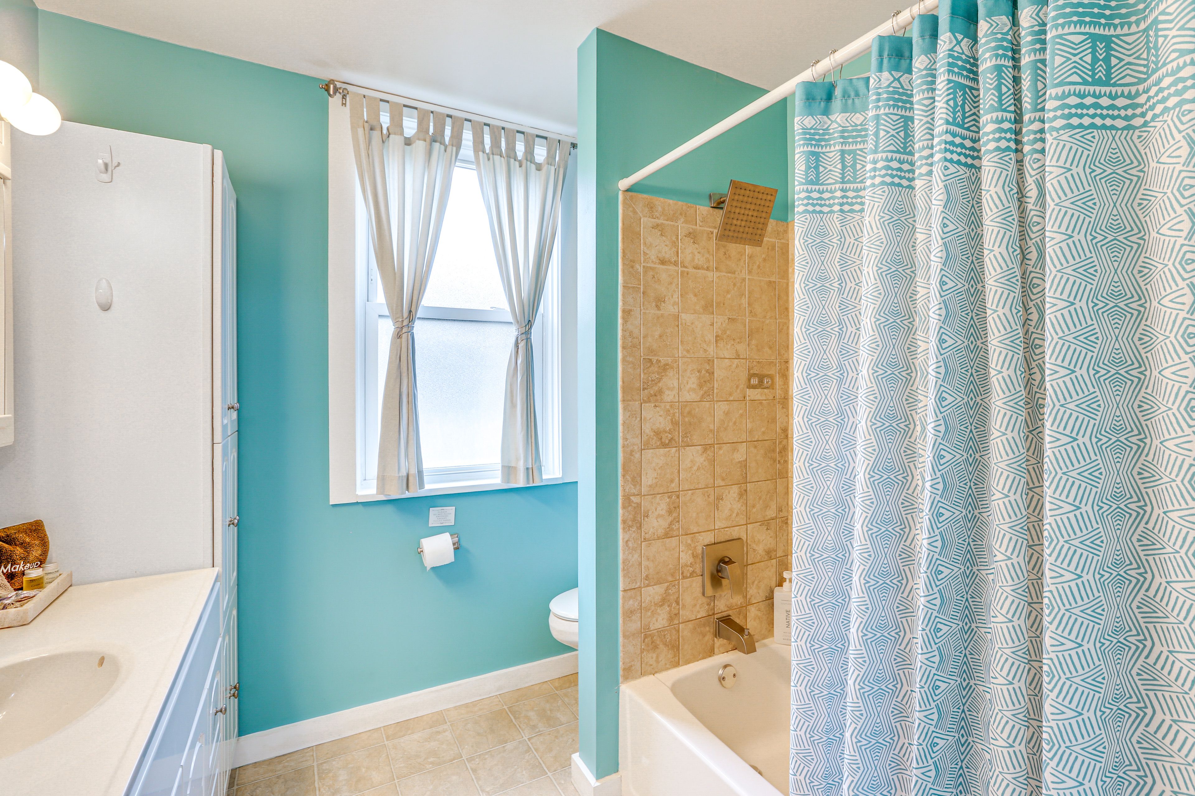 Full Bathroom | 2nd Floor | Complimentary Toiletries | Hair Dryer