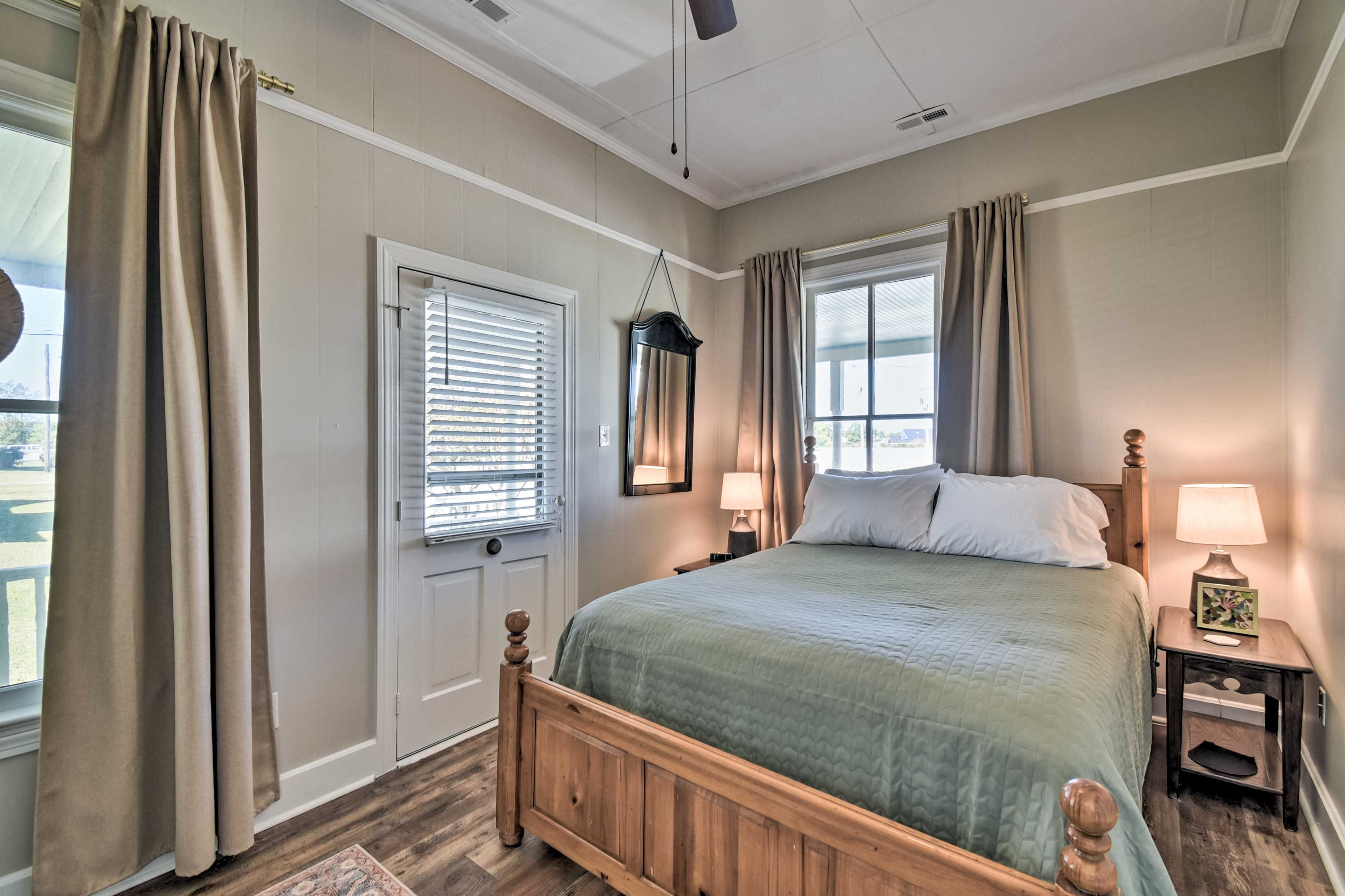 Bedroom 2 | Queen Bed | Hangers