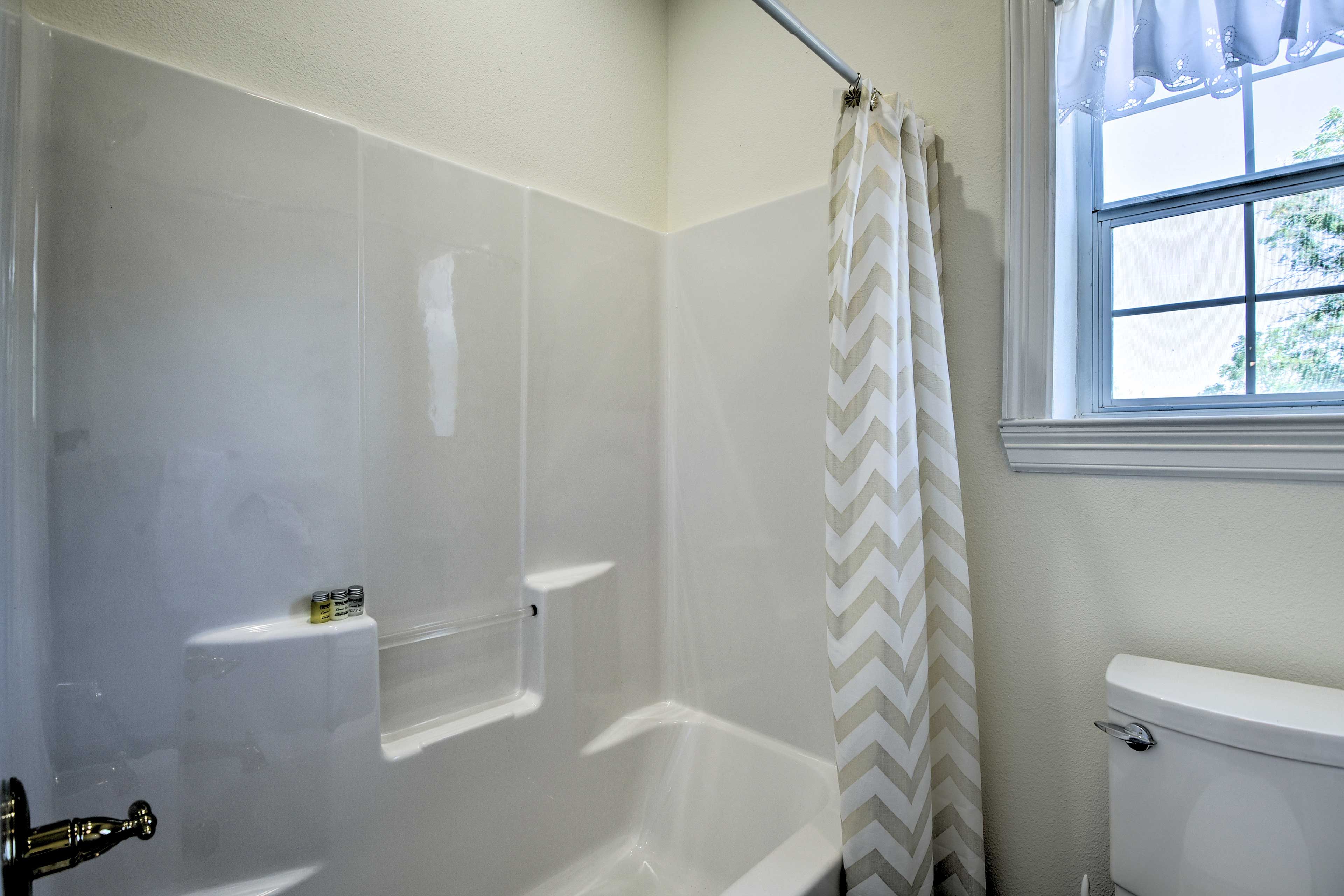 Full Bathroom | 2nd Floor