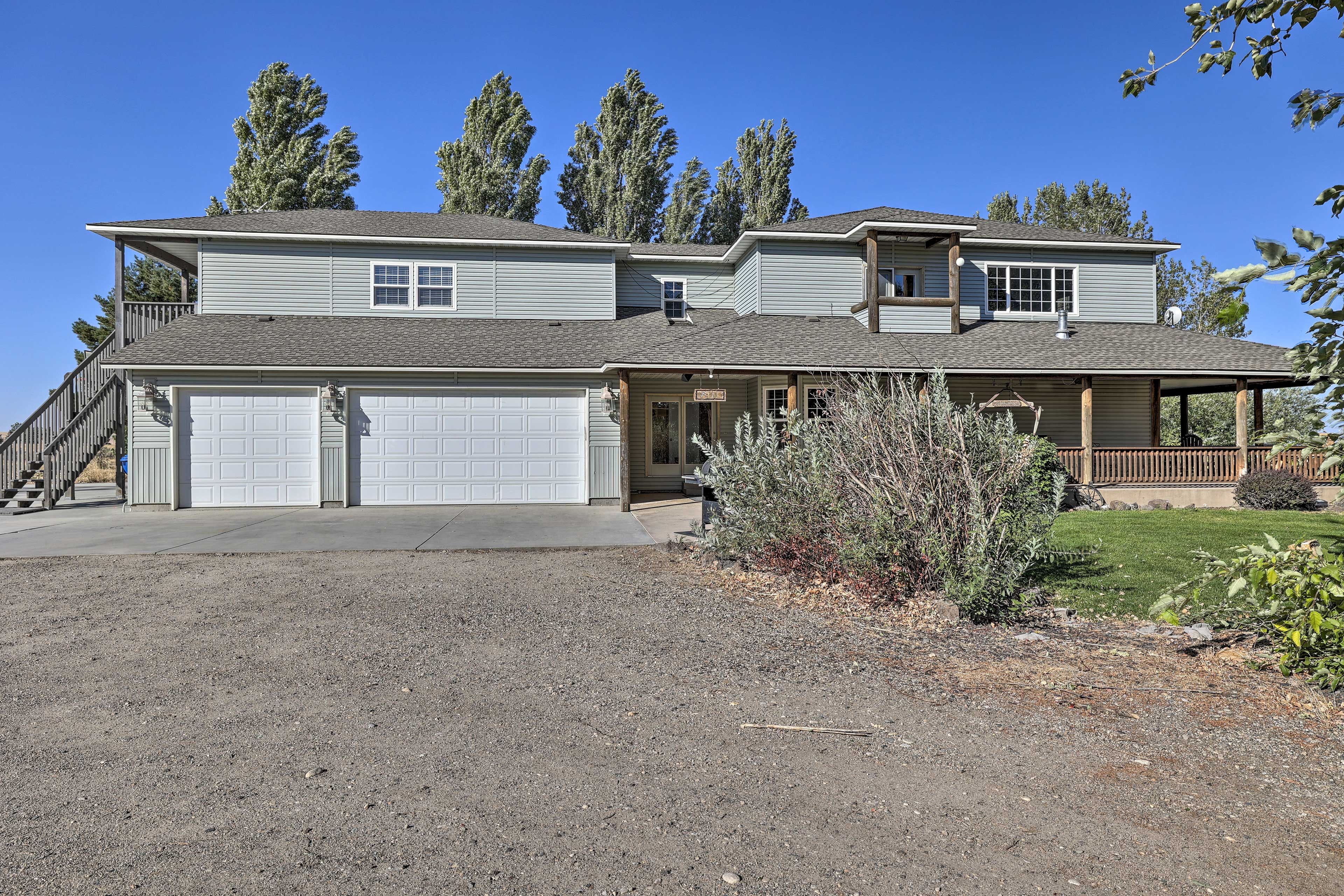 Parking | Driveway (4 Vehicles) | Free Street Parking | RV/Trailers Allowed